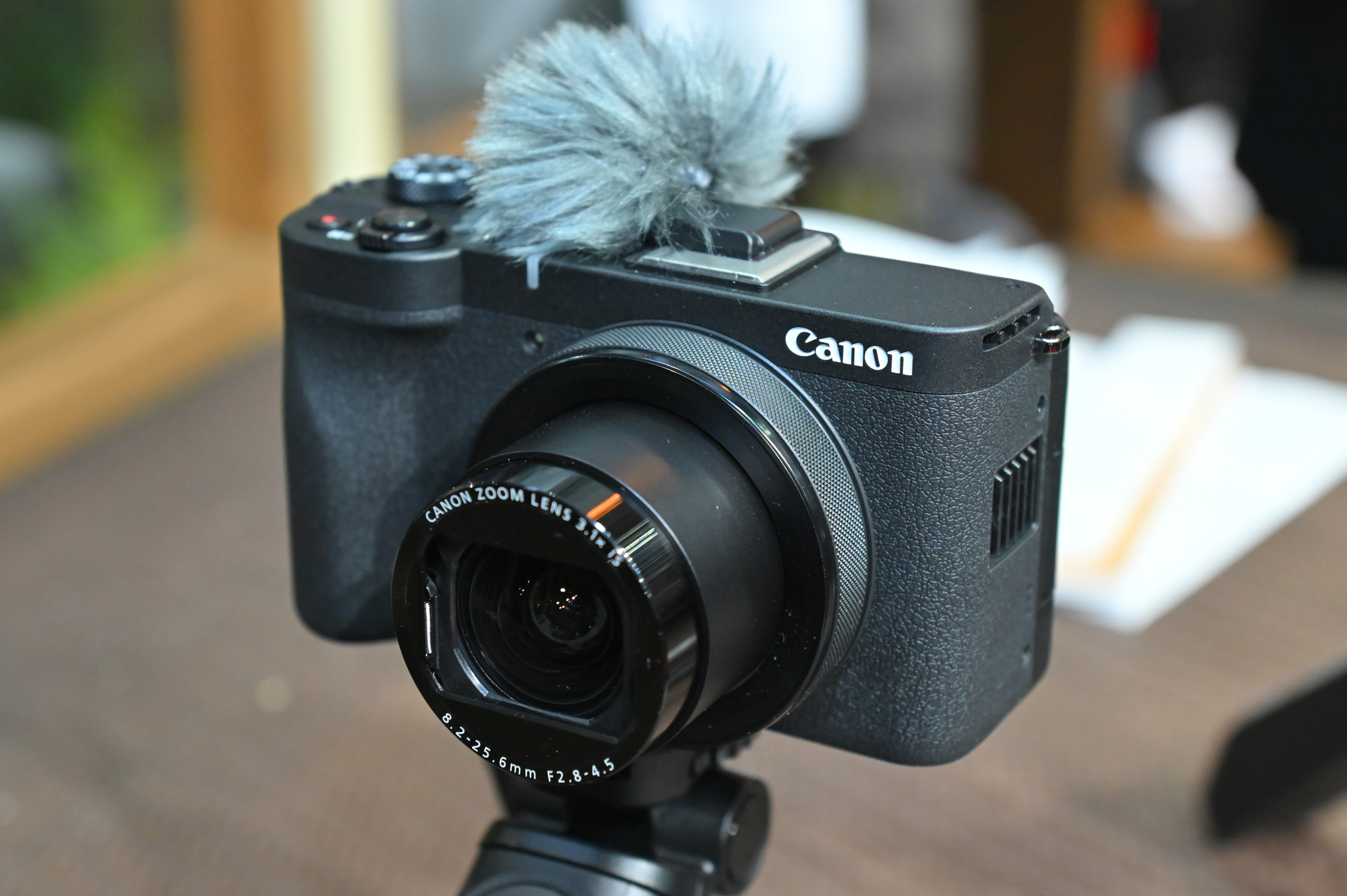 【キヤノンブース】2月20日（木）に発表したレンズ一体型デジタルカメラ「PowerShot V1」。タッチ＆トライコーナーと動画コーナーに展示している