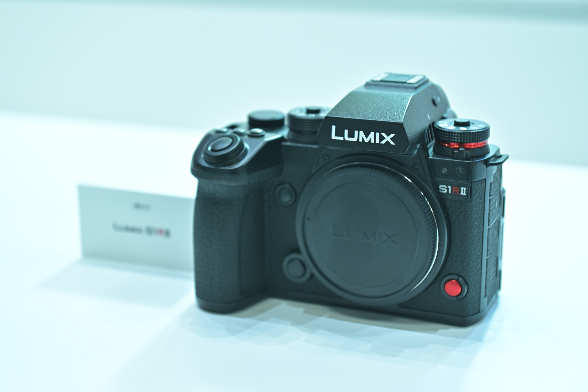 【パナソニックブース】6年ぶりに登場したフラッグシップモデル「S1RII」。整理券制のタッチ&トライコーナーで展示