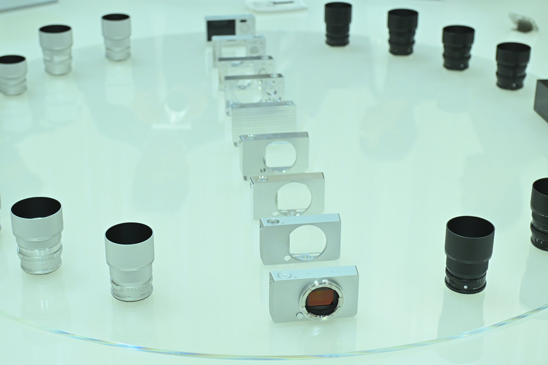 【Sigmaブース】2月24日（月）に発表した「Sigma BF」を展示。プレスタイムでも長蛇の列が作られていた。