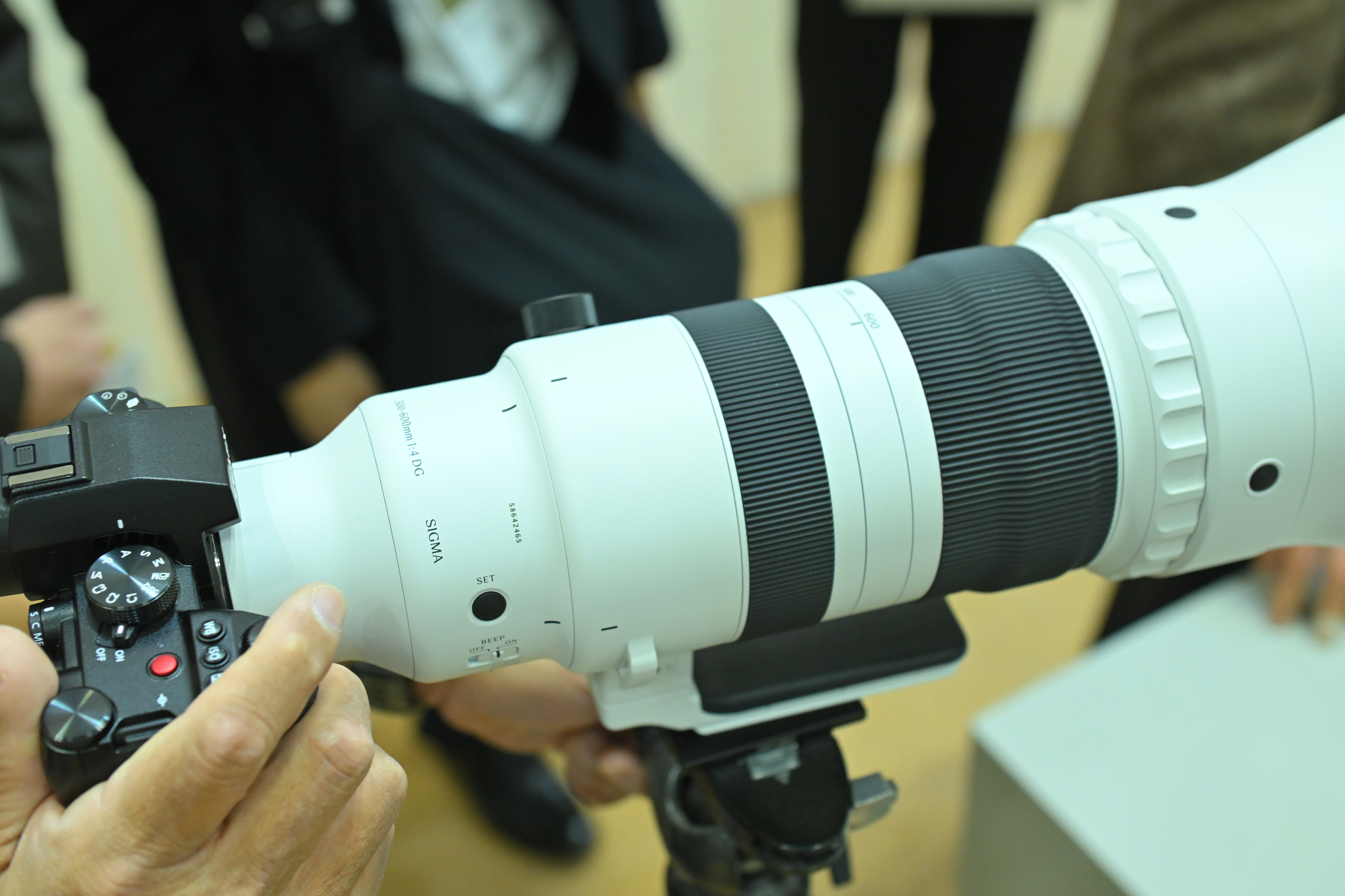 【Sigmaブース】同日発表の交換レンズ「300-600mm F4 DG OS｜Sports」