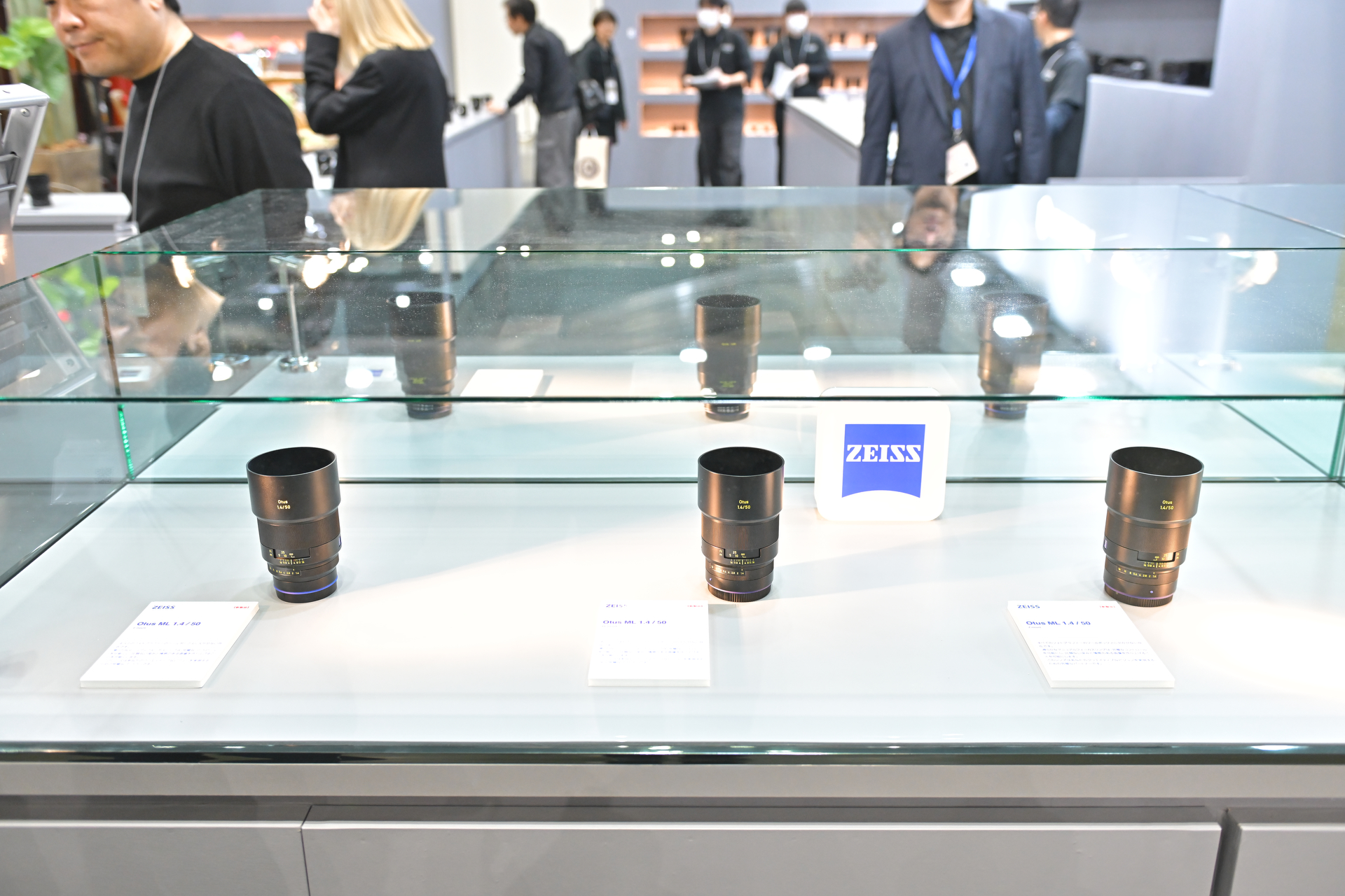 【コシナブース】年内発売予定とされている「85mm」も併せて展示している