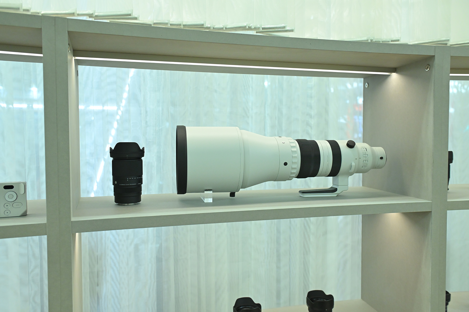 【Sigmaブース】同時に発表された「16-300mm F3.5-6.7 DC OS｜Contemporary」の姿も