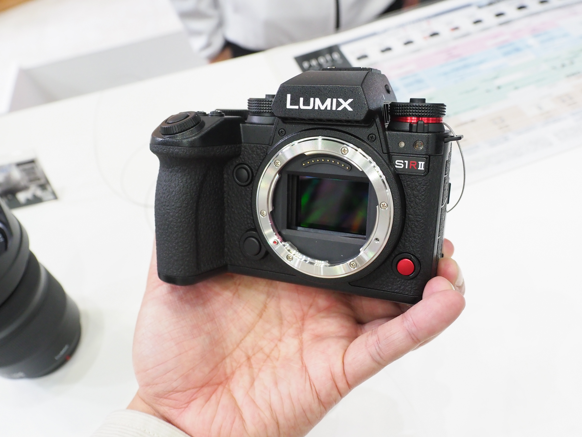 従来機のS1Rには“デカい”という印象を持っている人も多いかもしれないが、その感覚で「S1RII」を見てみるとかなり小型化しているのが感じられる