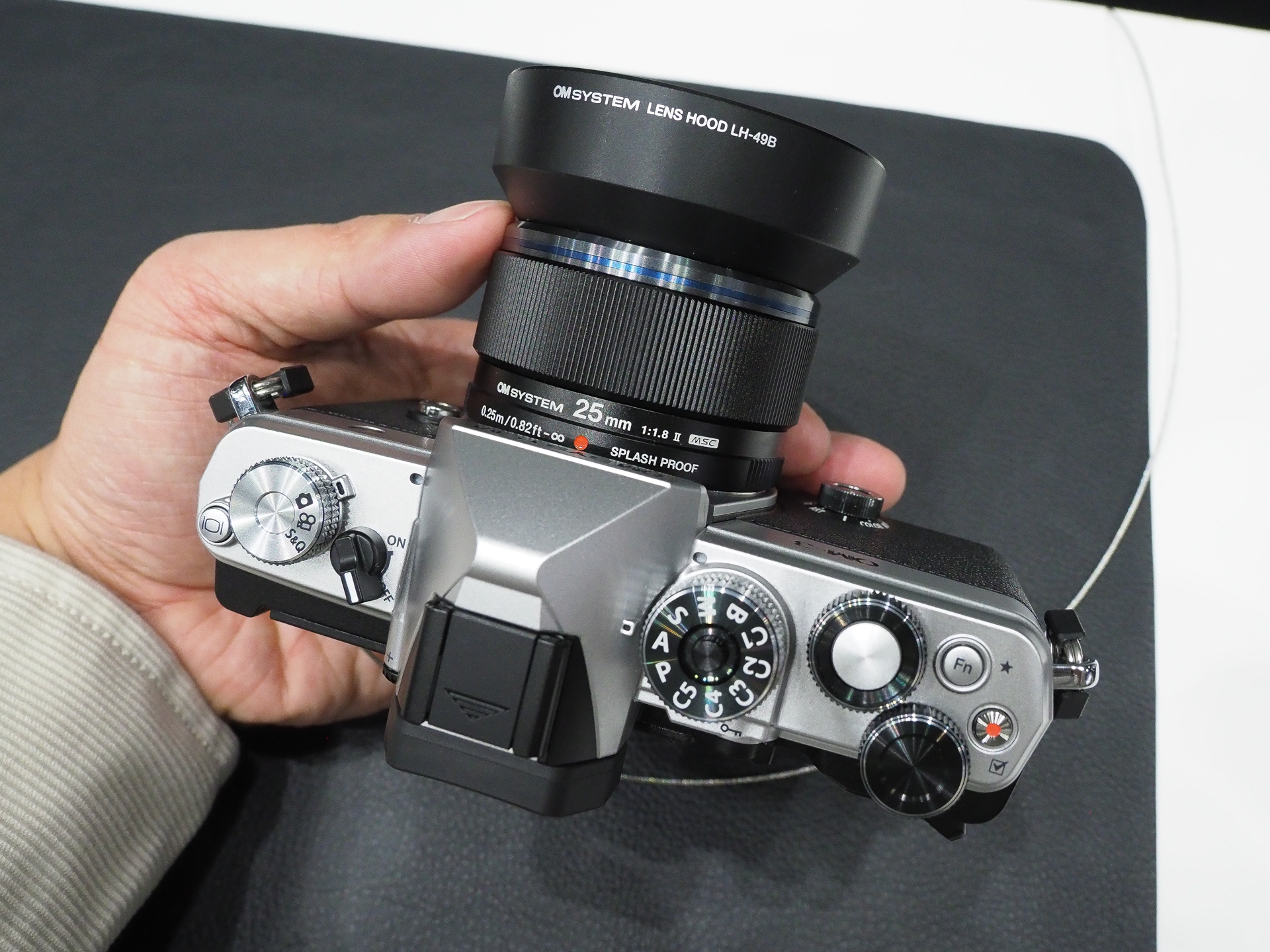 M.ZUIKO DIGITAL 25mm F1.8 IIとの組み合わせも良いバランスだ