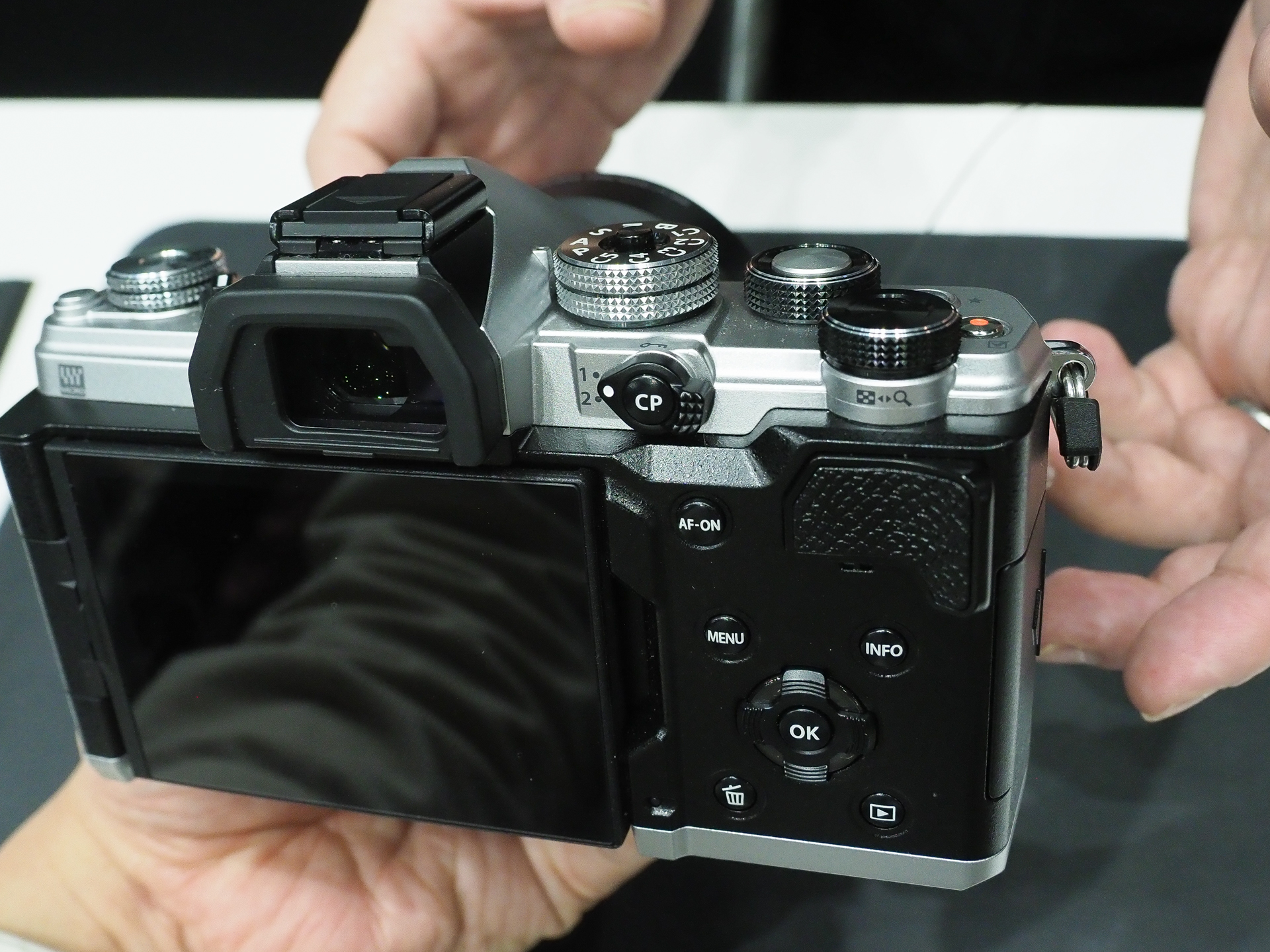 背面に「CP」ボタンを備える