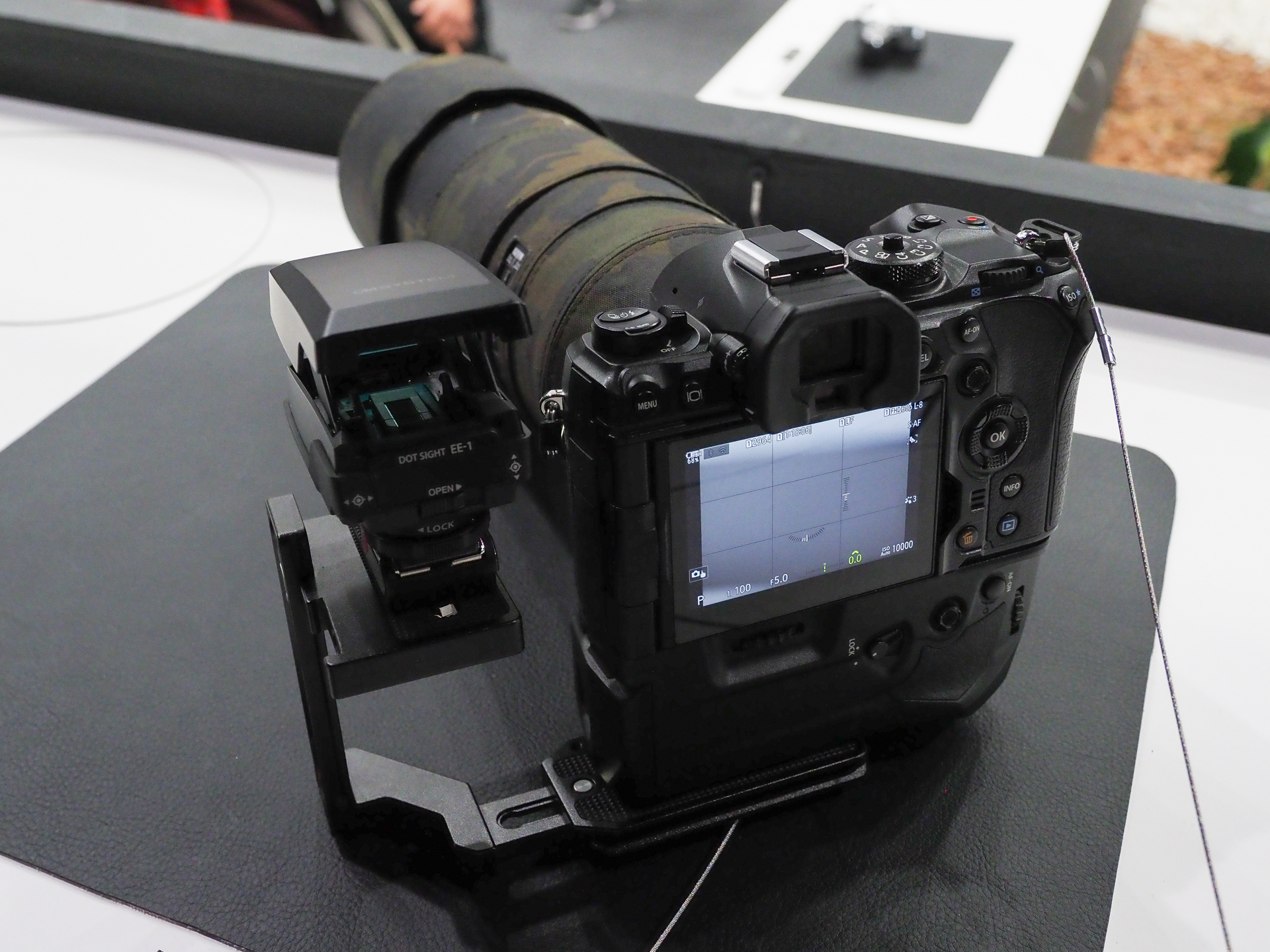 ドットサイトを組み合わせたモデルも展示しており、その使用感を試すことが出来る