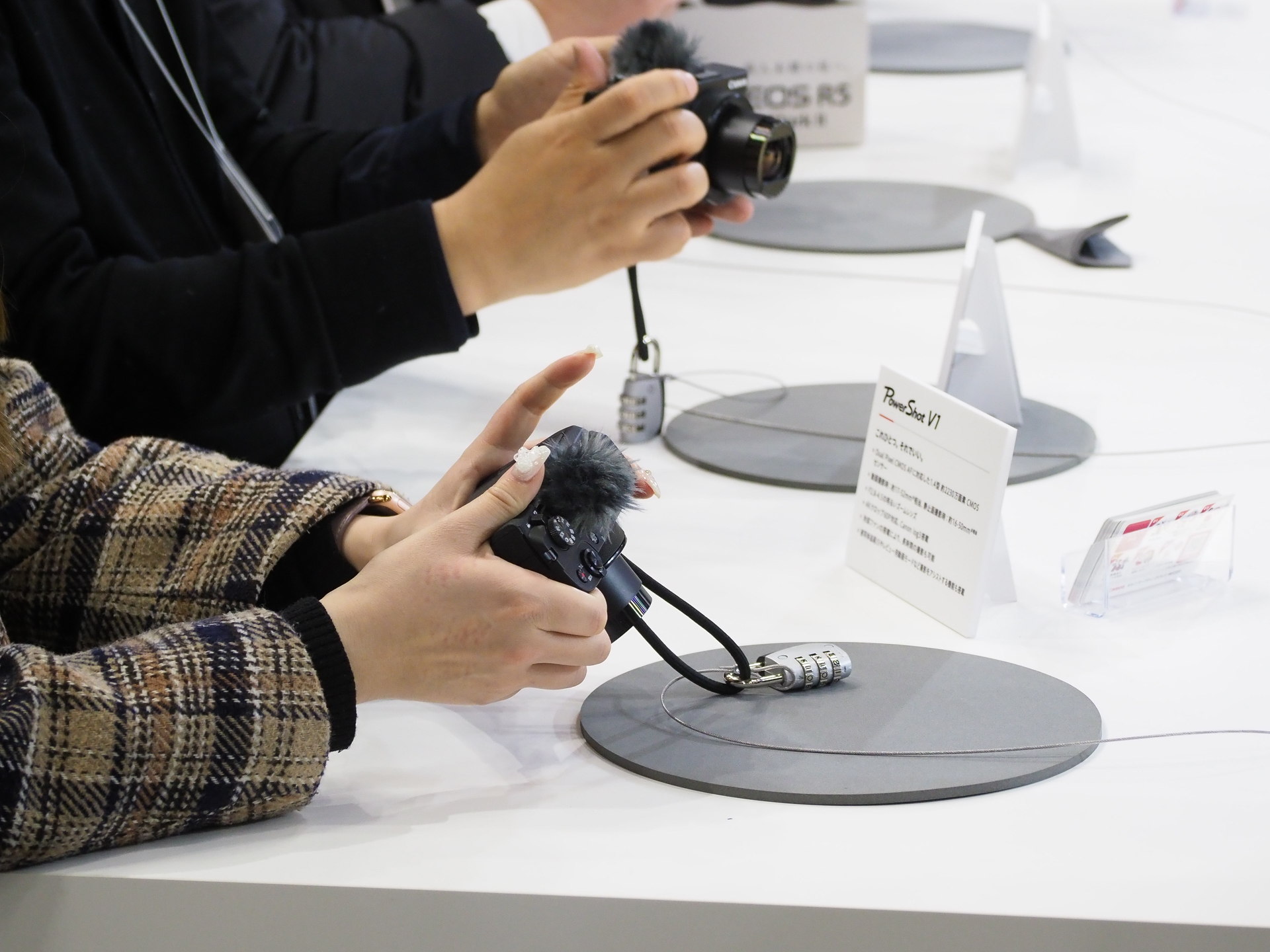 多くの来場者によってPowerShot V1にも待機列がつくられた