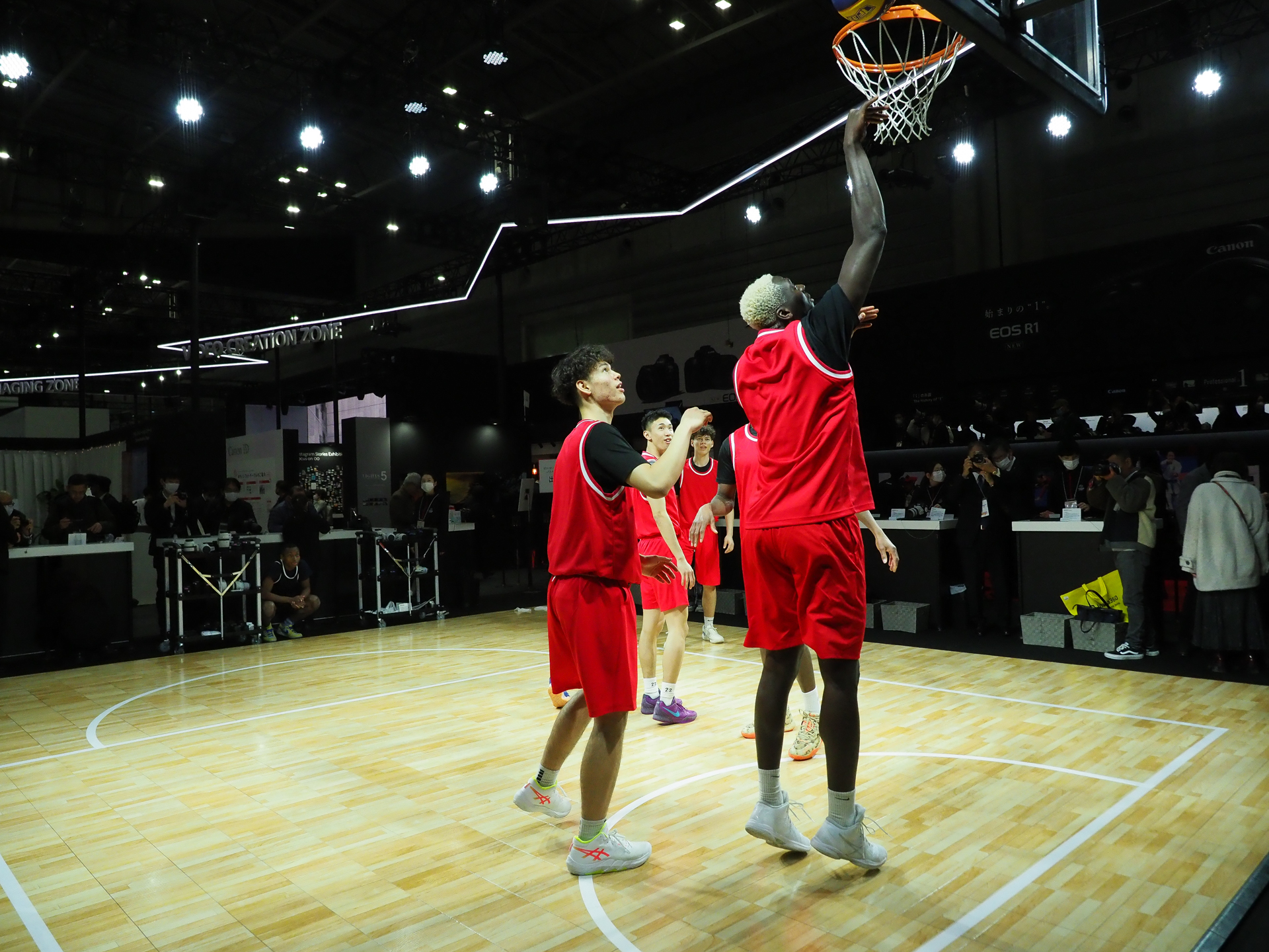 ブース内にバスケットコートが出現。選手の大きさに一番驚く