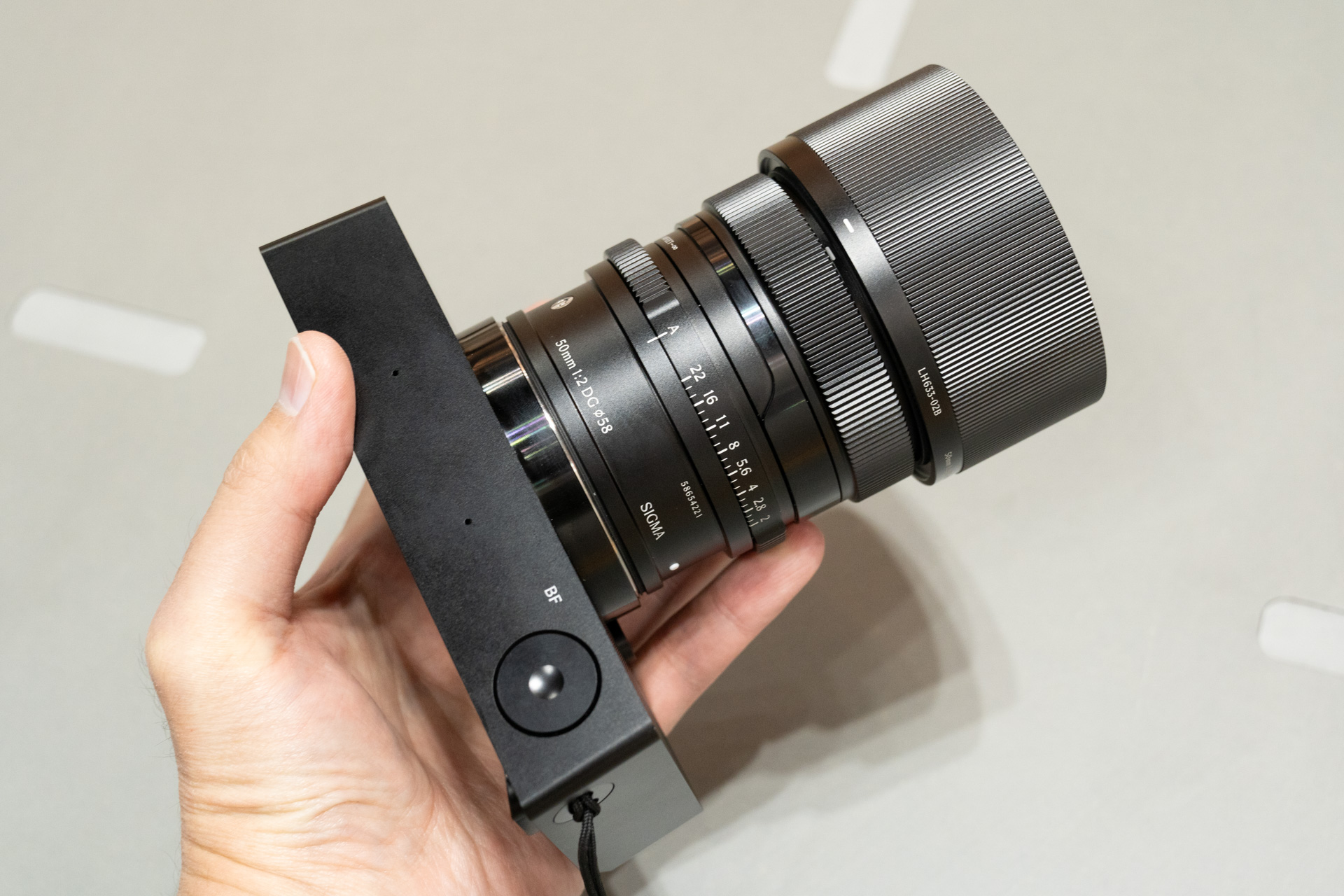 上面の操作部はシャッターボタンだけ