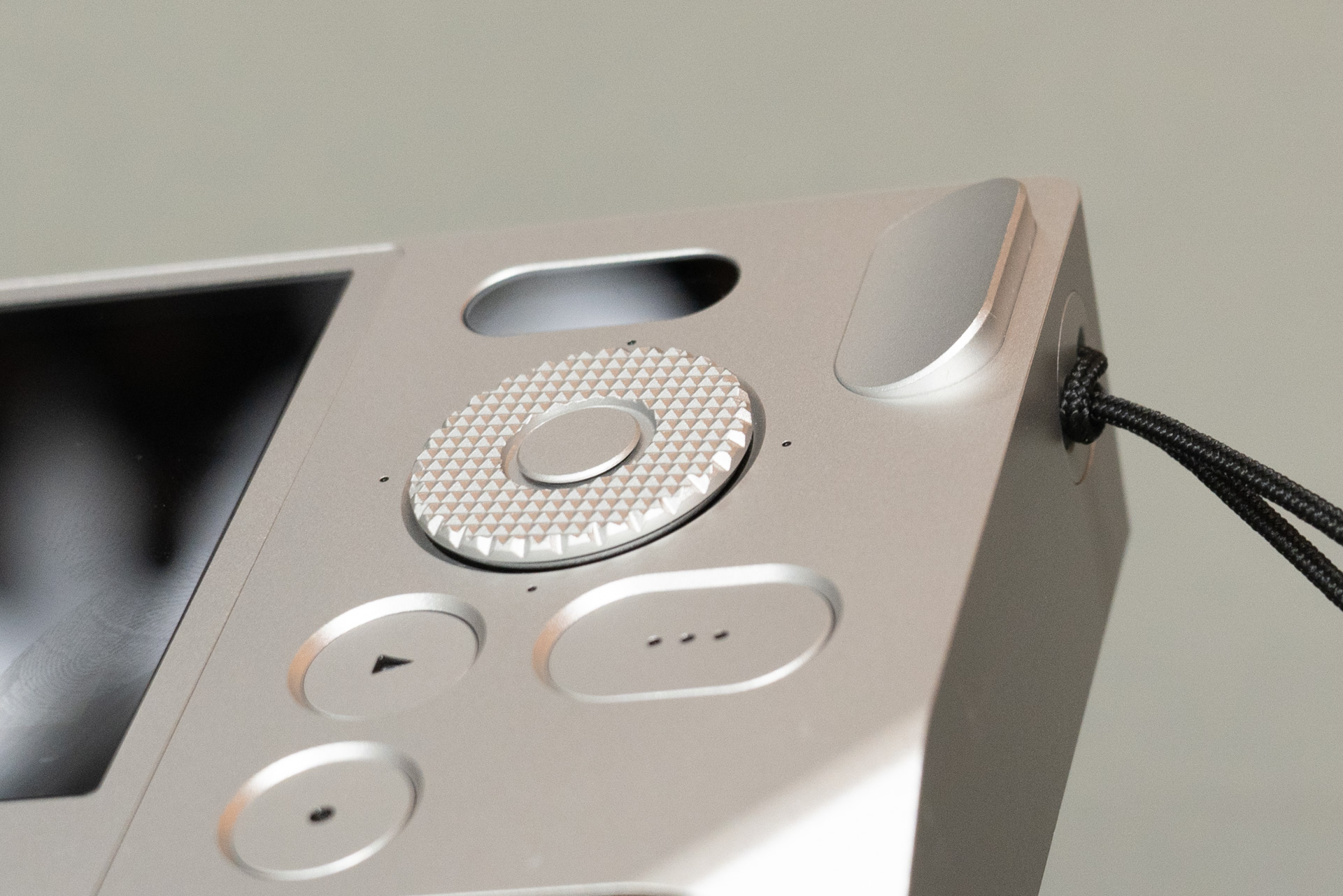 親指がかかる部分も金属仕上げというこだわり