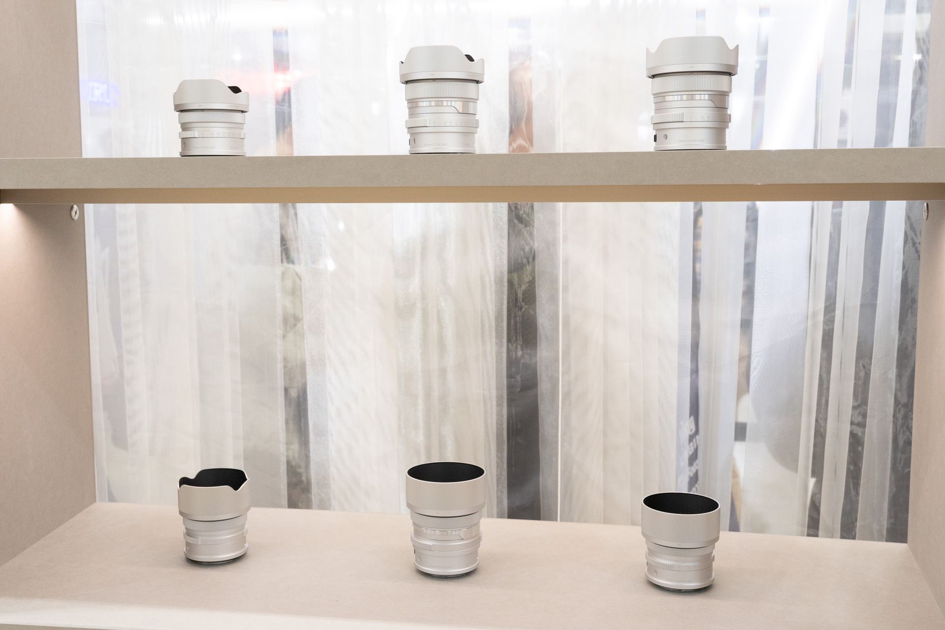 Sigma BFのカラーに合わせたシルバーとブラックのIシリーズレンズもそれぞれ全9本が展示されている