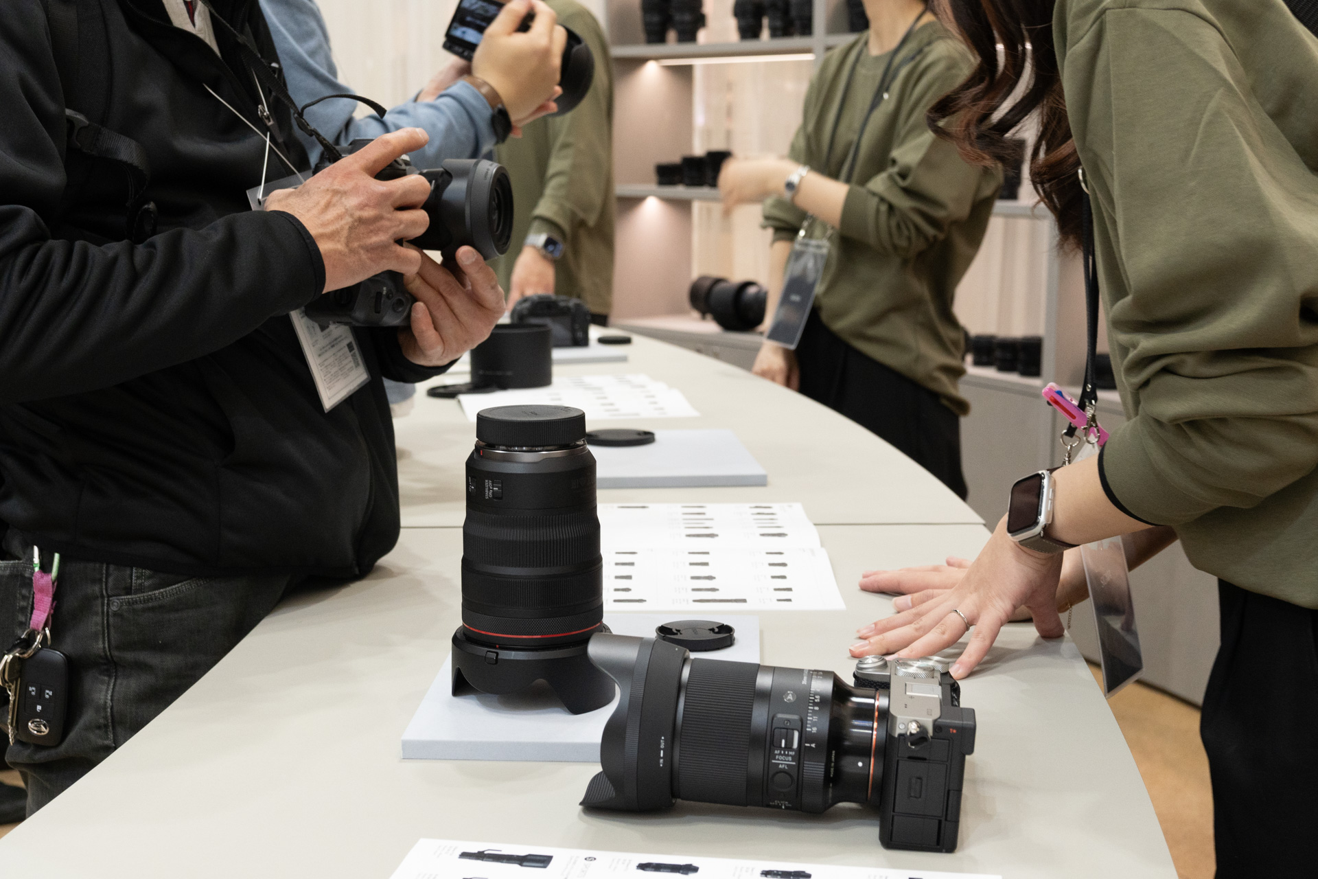 交換レンズのハンズオンコーナーはミラーレス用レンズが全て揃っているとのこと。手持ちのレンズと付け替える来場者の姿もあった