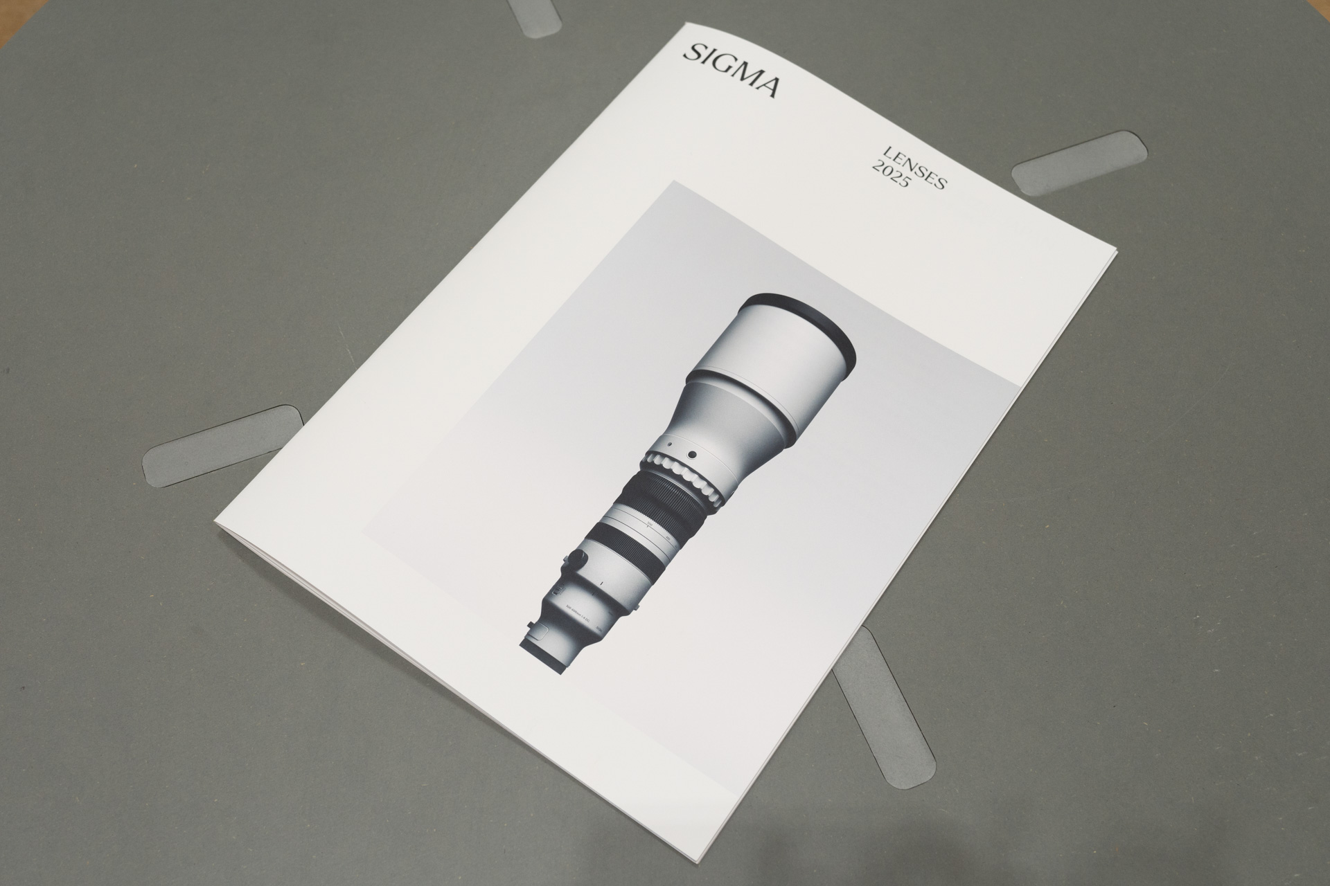 新しいビジュアルアイデンティティで作られたレンズカタログも配布されていた