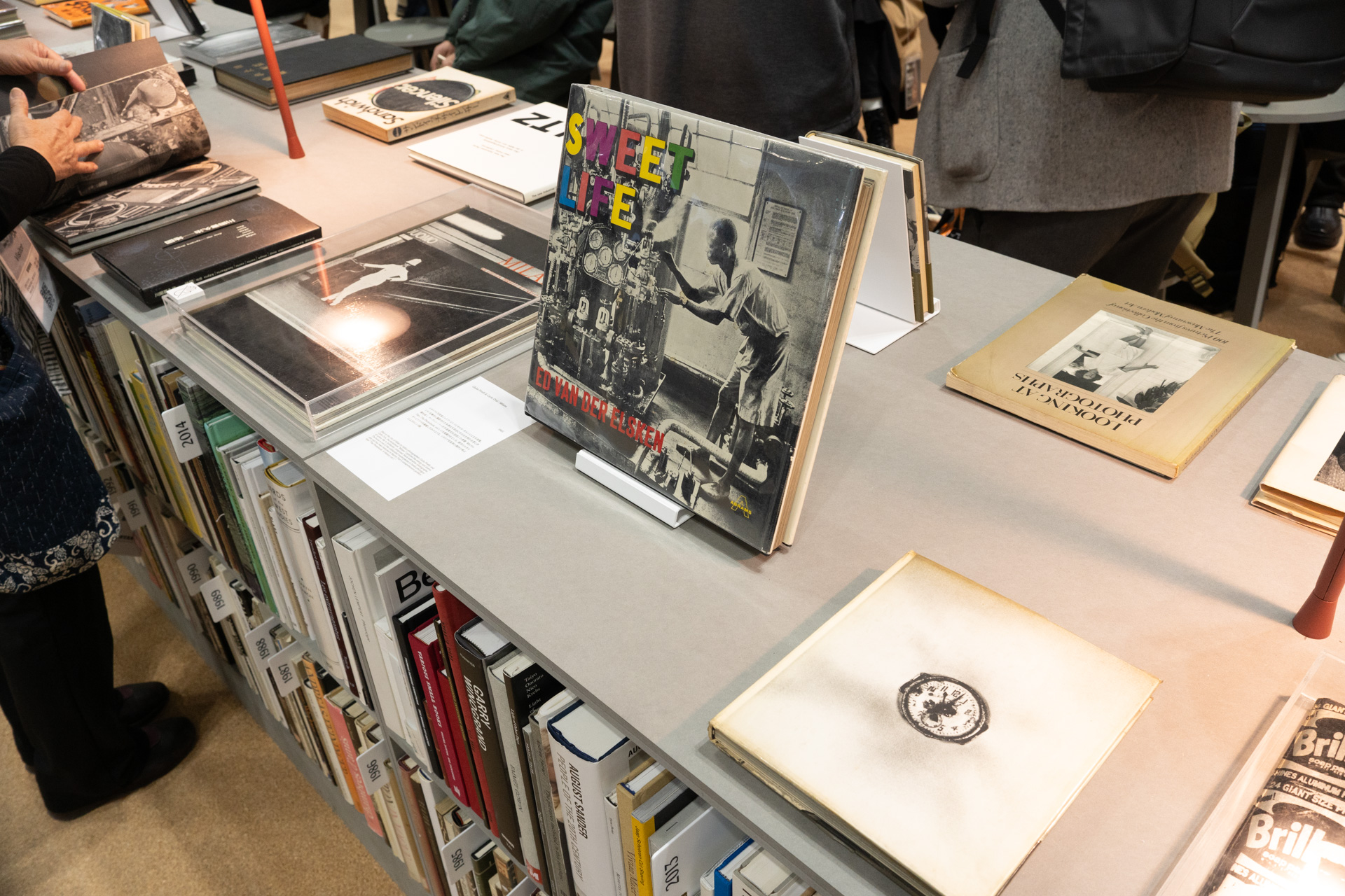 貴重な写真集が見られるライブラリコーナーも人気だ