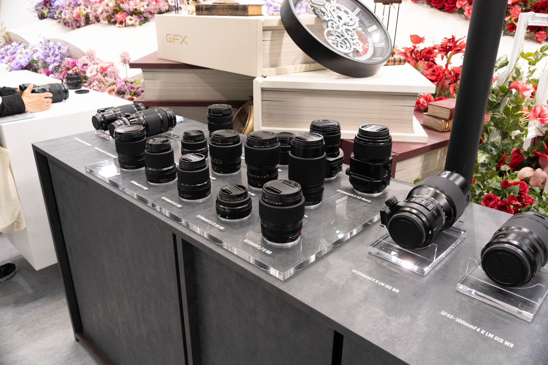 ラージフォーマットのGFXシリーズを手に取る来場者も多い
