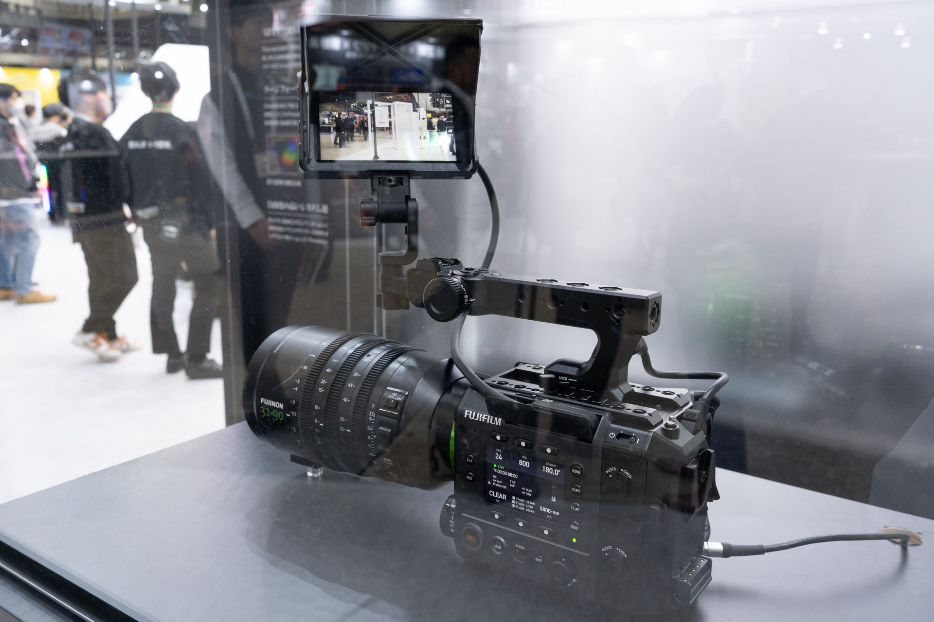 外部モニターにライブビューが表示されている