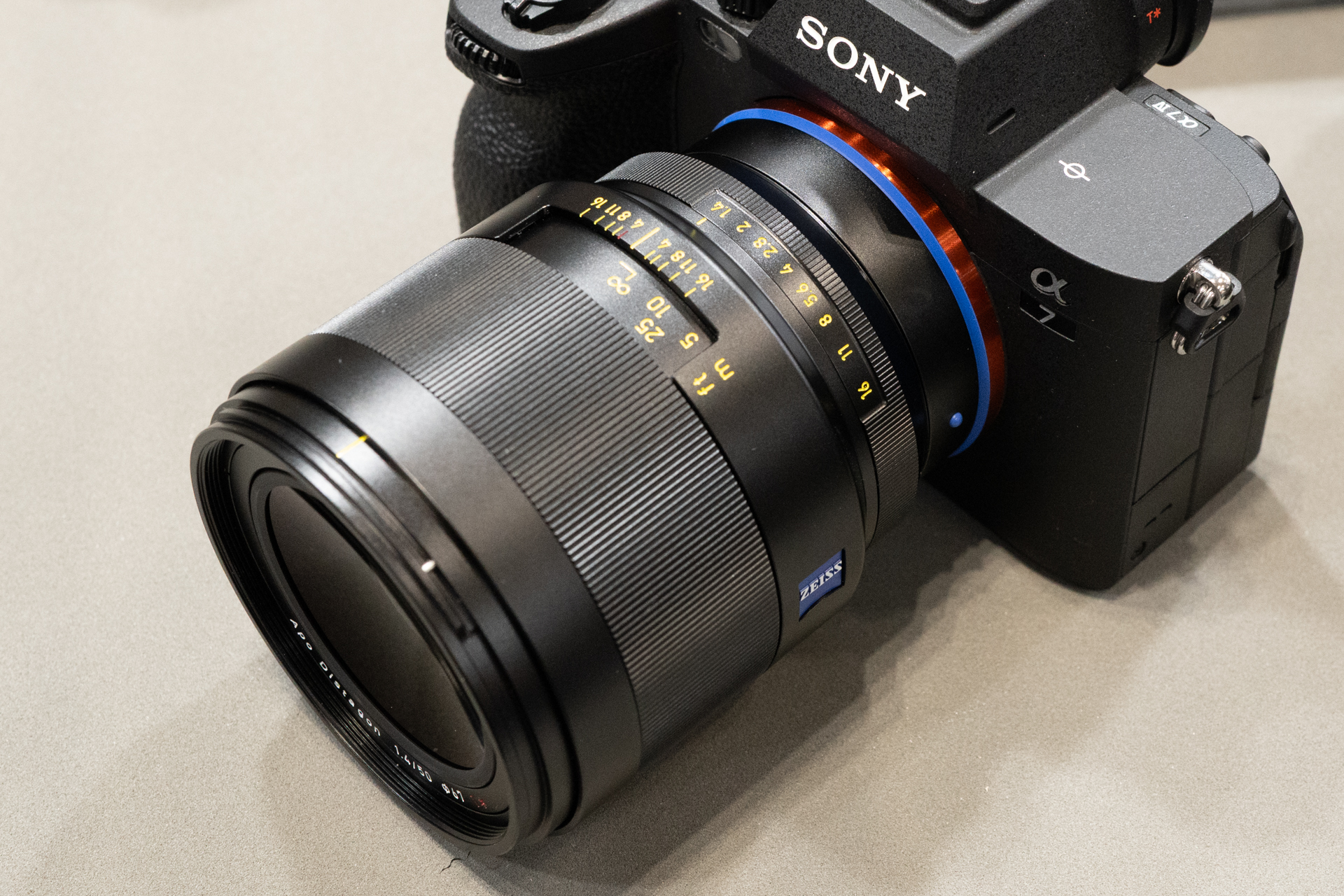 初お披露目の「Otus ML 1.4/50」。手に取って撮影も試せる