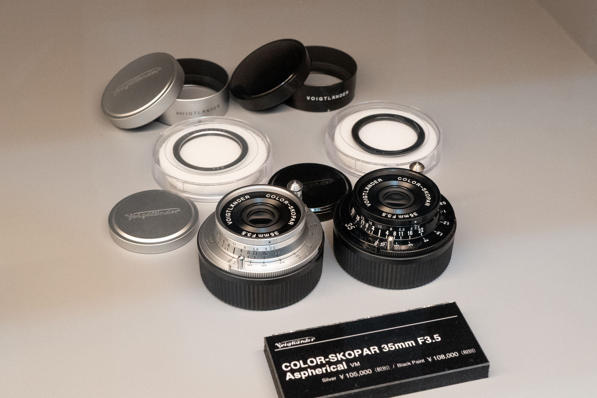 発売済みの「COLOR-SKOPAR 35mm F3.5 Aspherical」。スクリューマウント版（VLマウント）の追加を望む声もあるが、後玉が大きいため実現は難しそうとのことだった