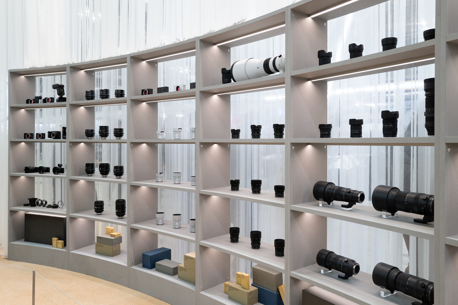 LマウントのIシリーズレンズ9本にシルバーカラーも展開。アルミ外装の質感を生かしている