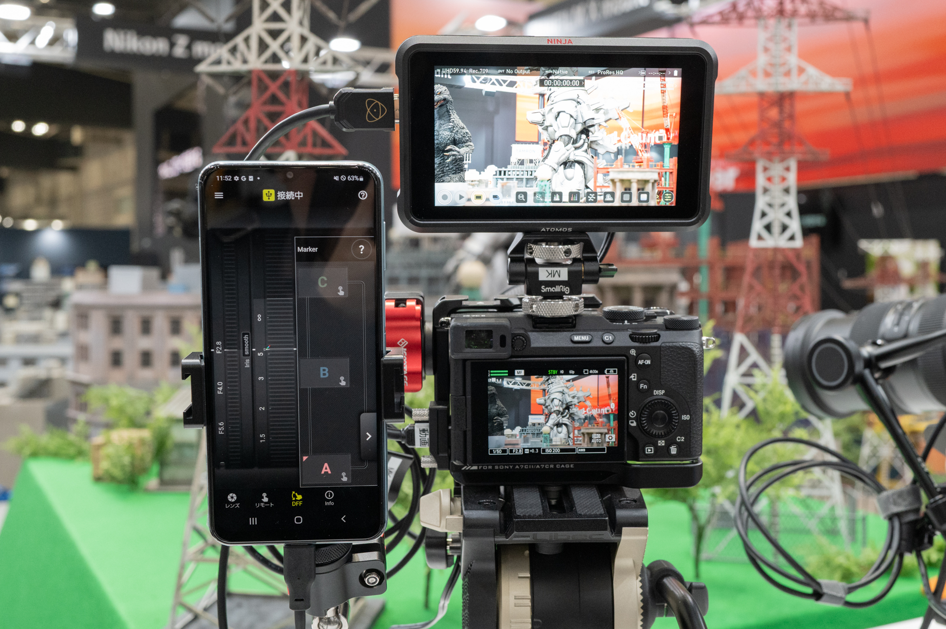 レンズ鏡筒のUSB Type-C端子にスマホを接続して使う「TAMRON Lens Utility Mobile」アプリのデモ。レンズそのものをリモート操作するというアプローチが新しい