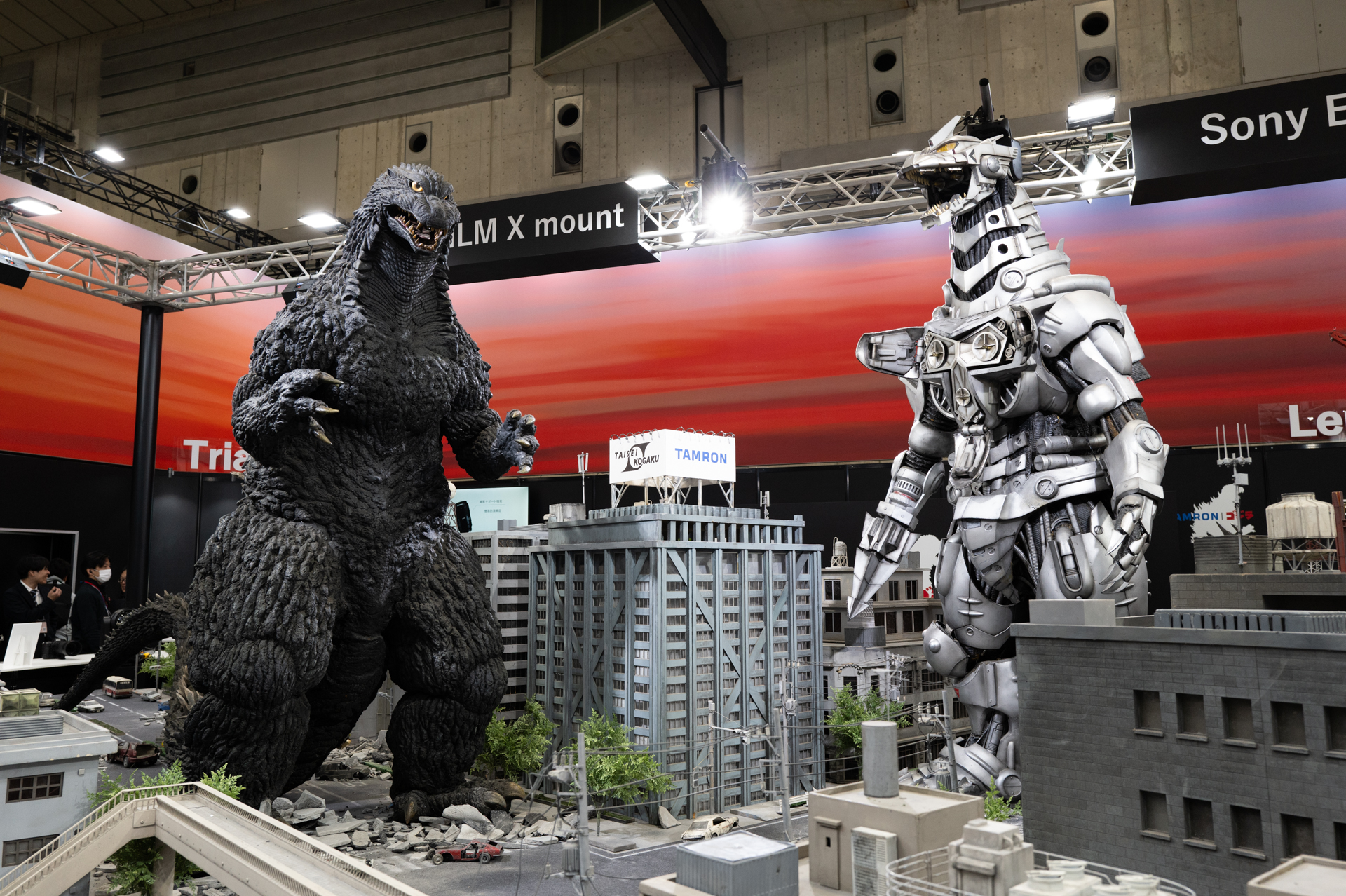 撮影体験の被写体となっているジオラマ。旧社名にちなんだ「TAISEI KOGAKU」の文字は同社のヘリテージ