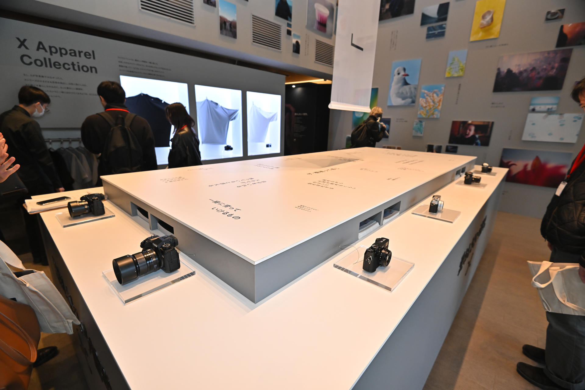 エリア中央部には「Xシリーズ」「GFXシリーズ」が並ぶ