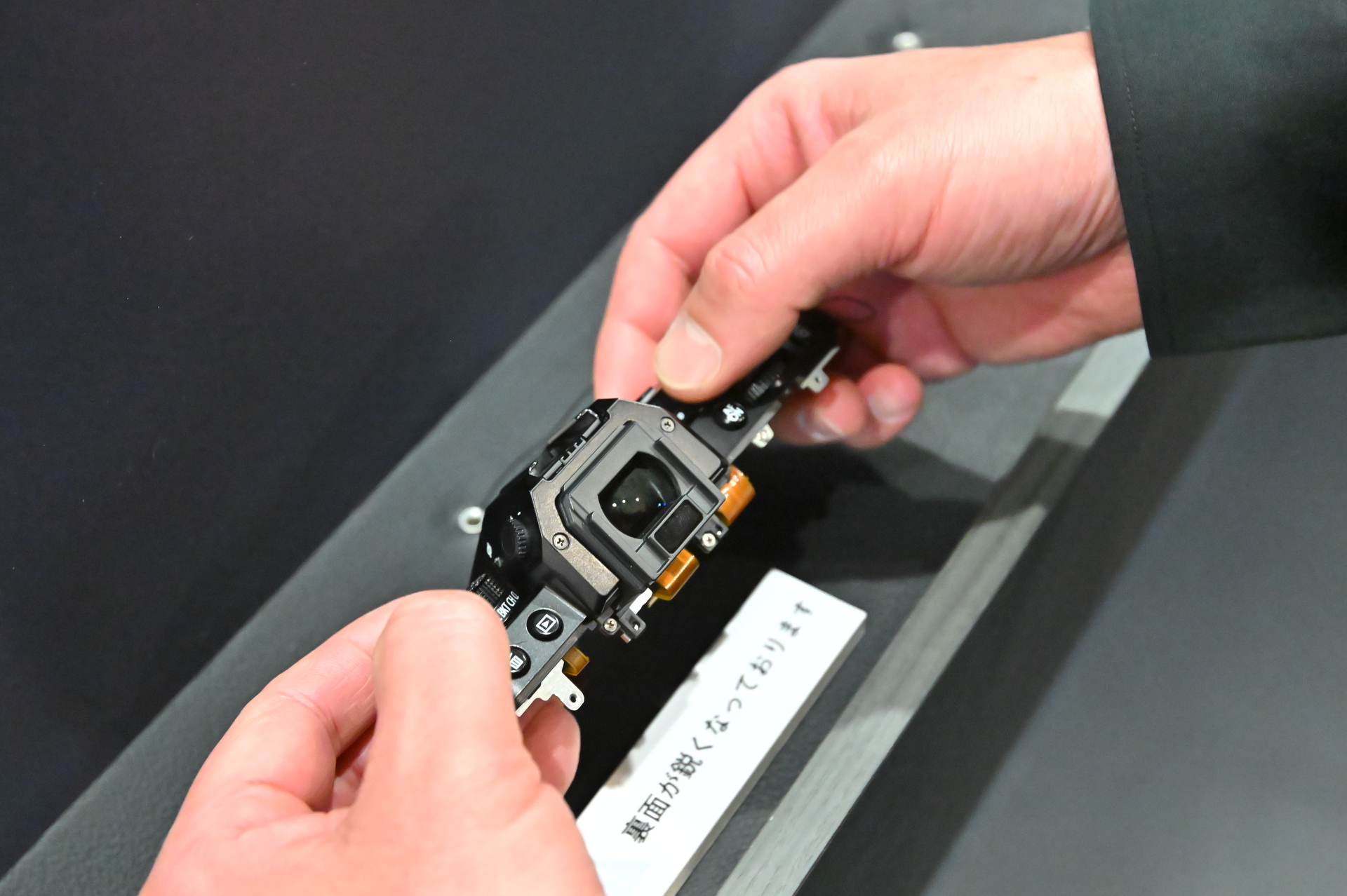 カメラの一部分。実際にダイヤルの構造など手に取って体感できる