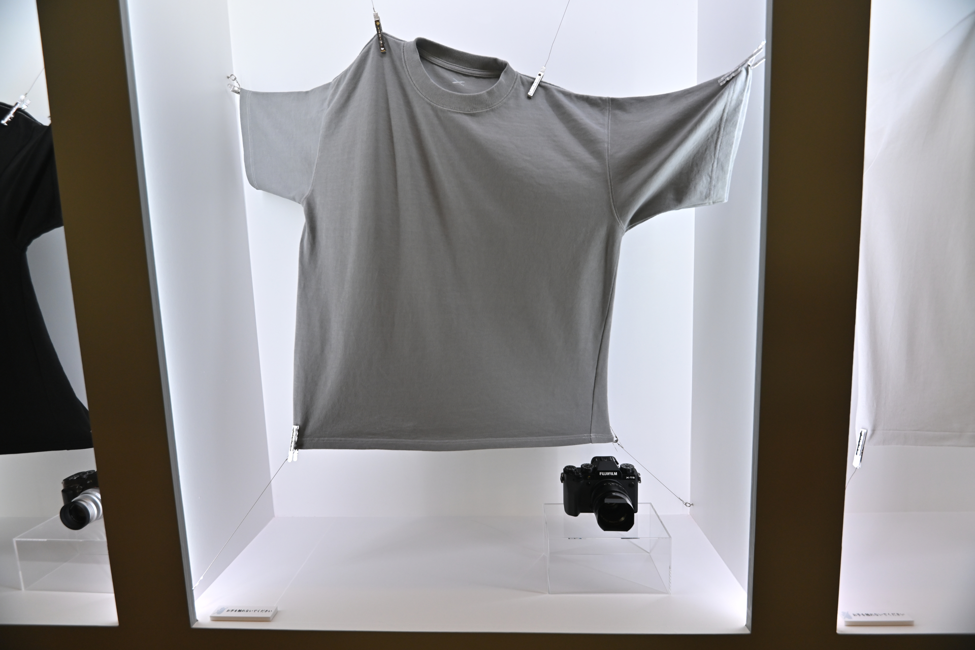 Tシリーズはカジュアル感のあるグレー