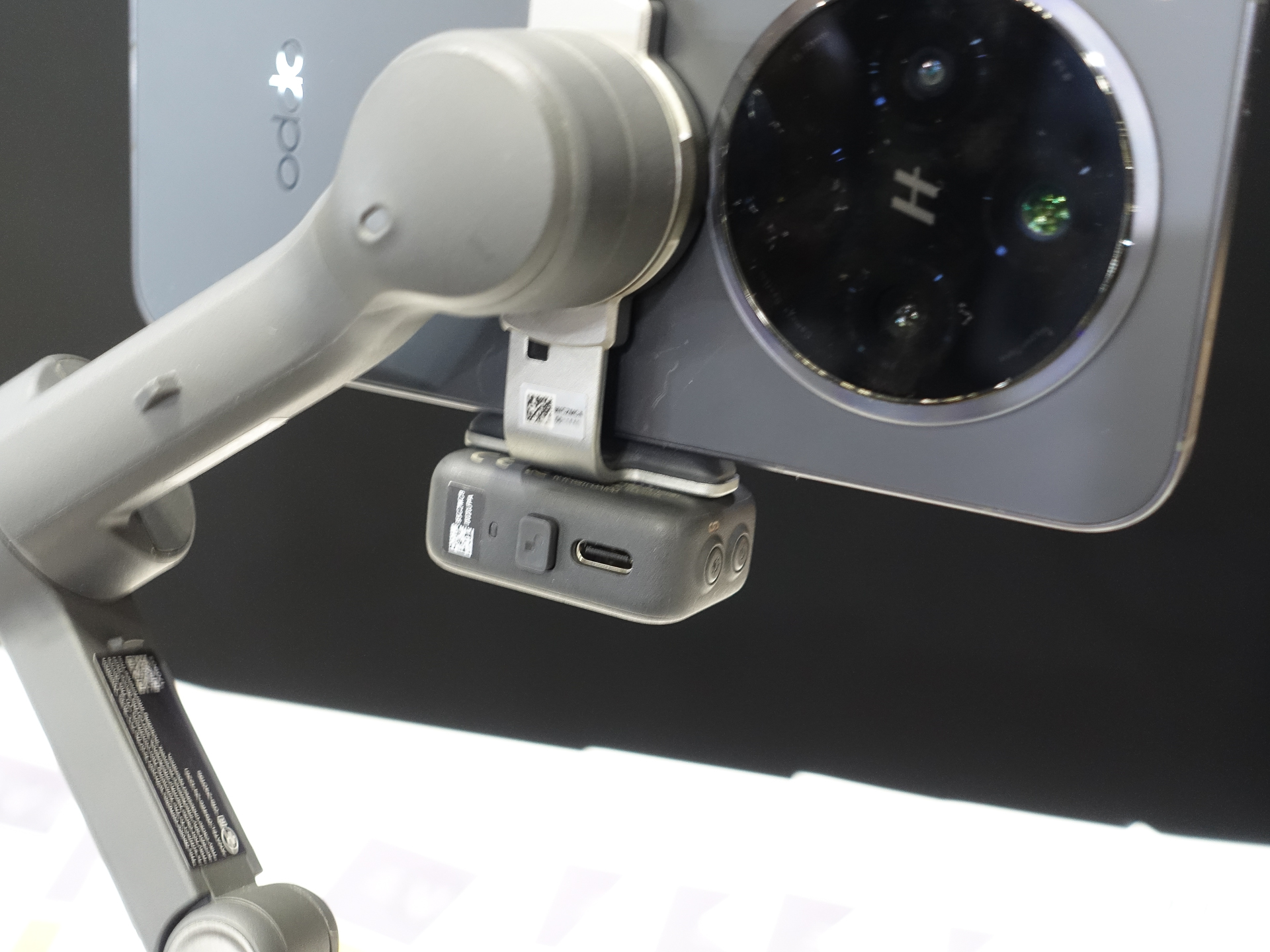 多機能モジュールはマグネットによる着脱式となっている。追尾したい被写体（自分か相手か）に合わせて付け替えられる