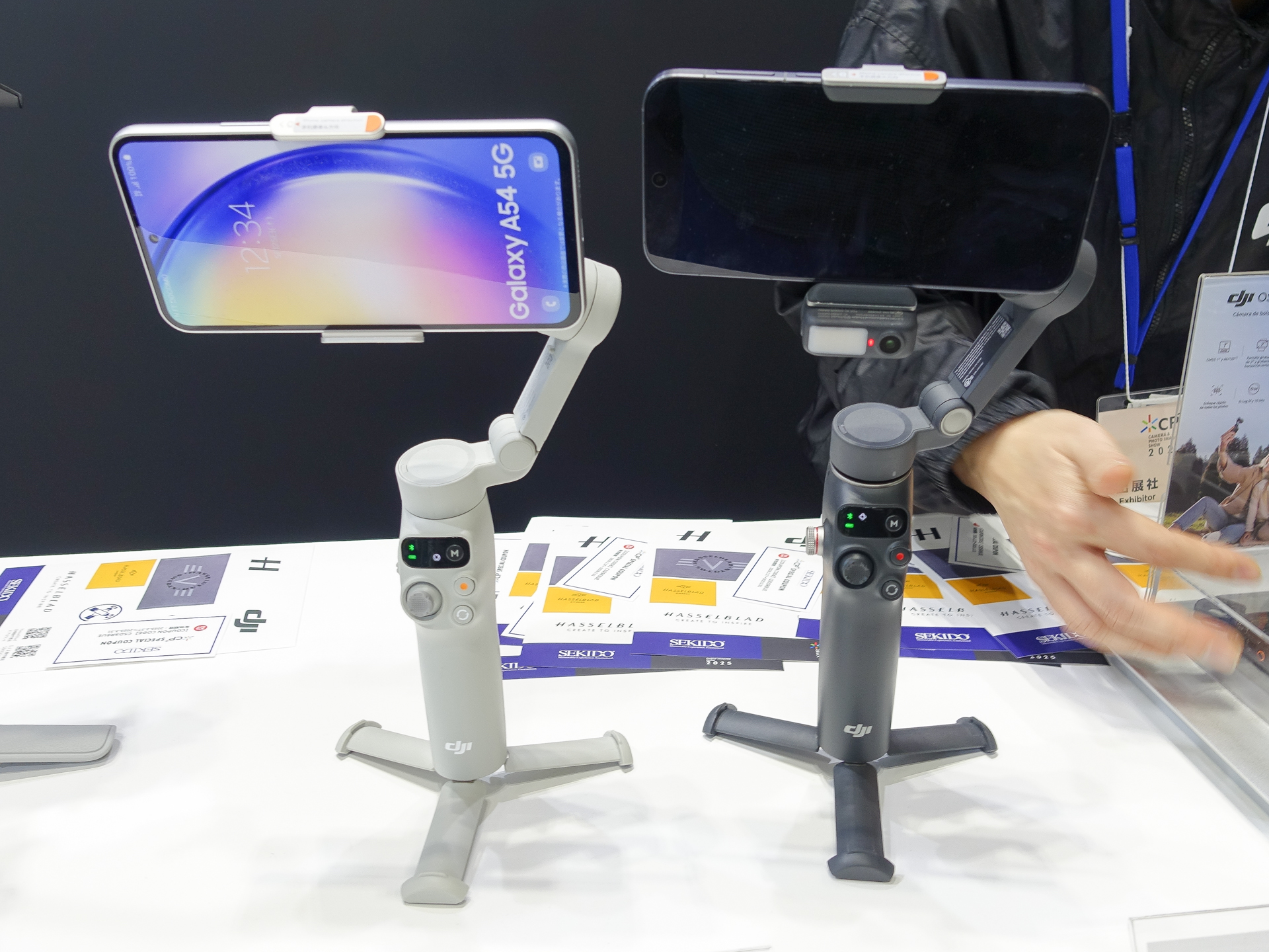 Osmo Mobile 7（左）とOsmo Mobile 7P（右）。三脚を内蔵している