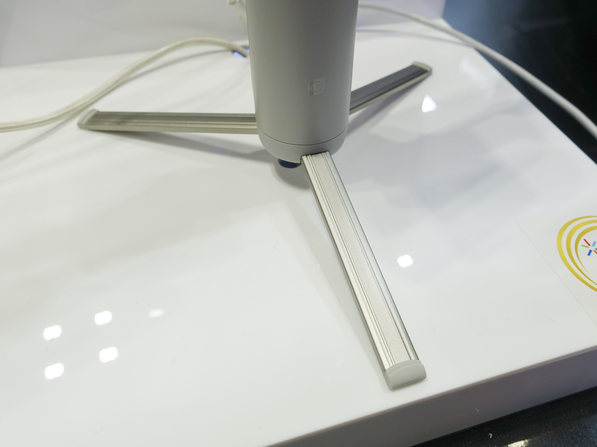 内蔵三脚が金属製に