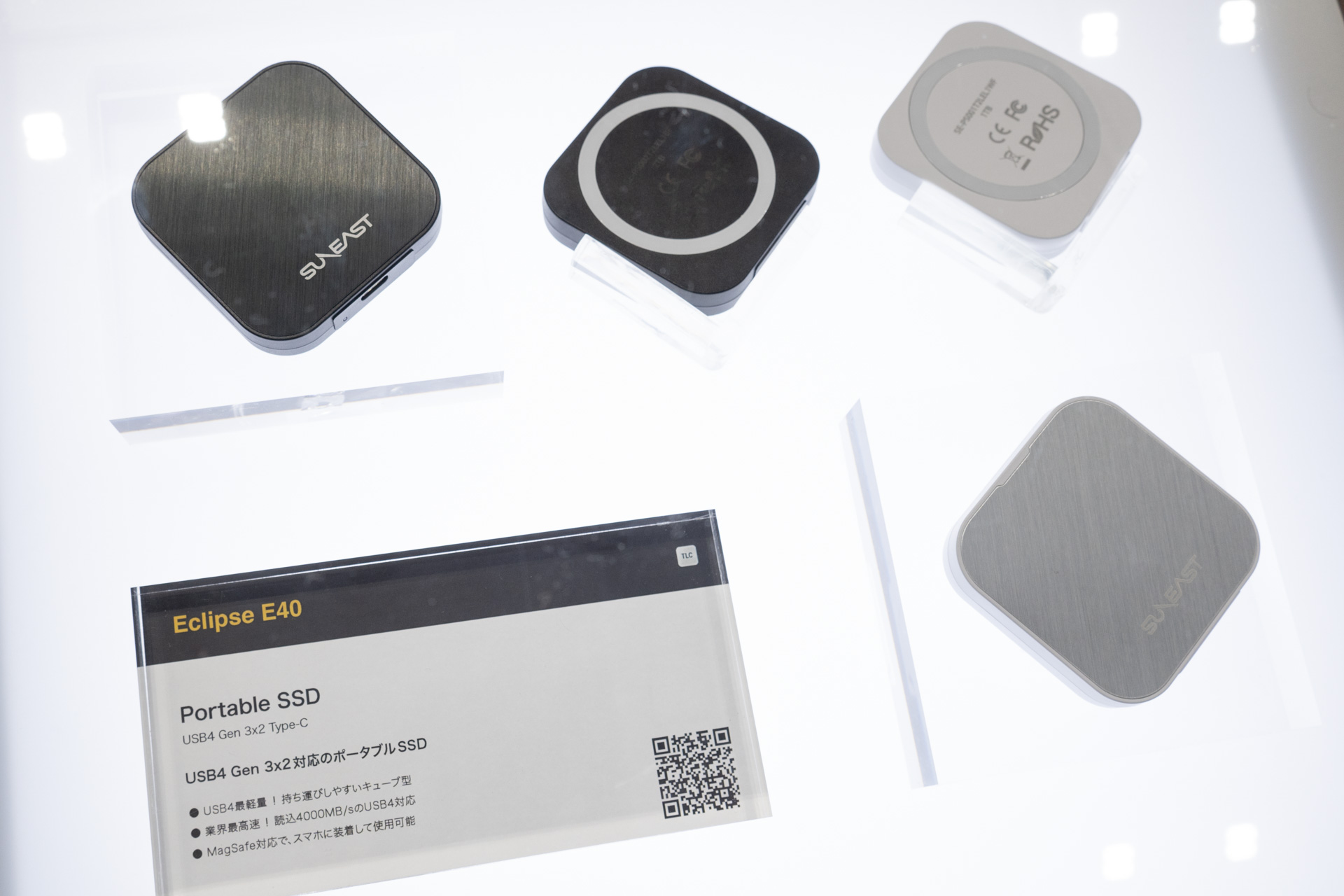 ブラックとホワイトの2色展開