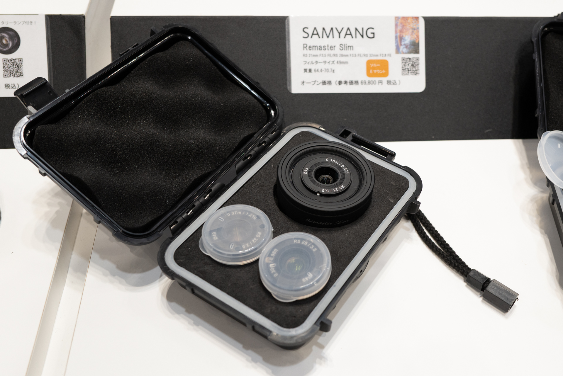 発売済みのRemaster Slim。世界初という光学ユニット交換式のAFレンズとしてアピールする。 21mm F3.5、28mm F3.5、32mm F2.8に交換可能。ソニーEマウント用