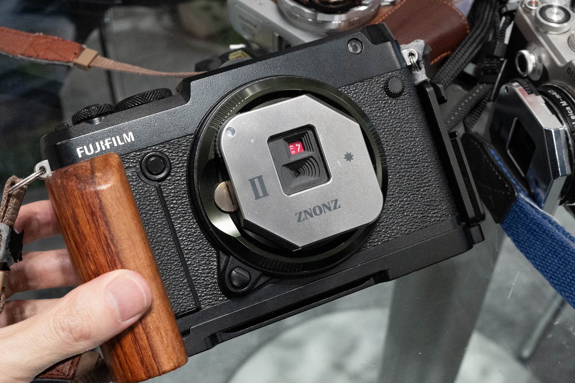 ZNONZ II（スチール）。直販税込4万4,800円。富士フイルムGFXの44×33mmフォーマットにも対応するとのこと