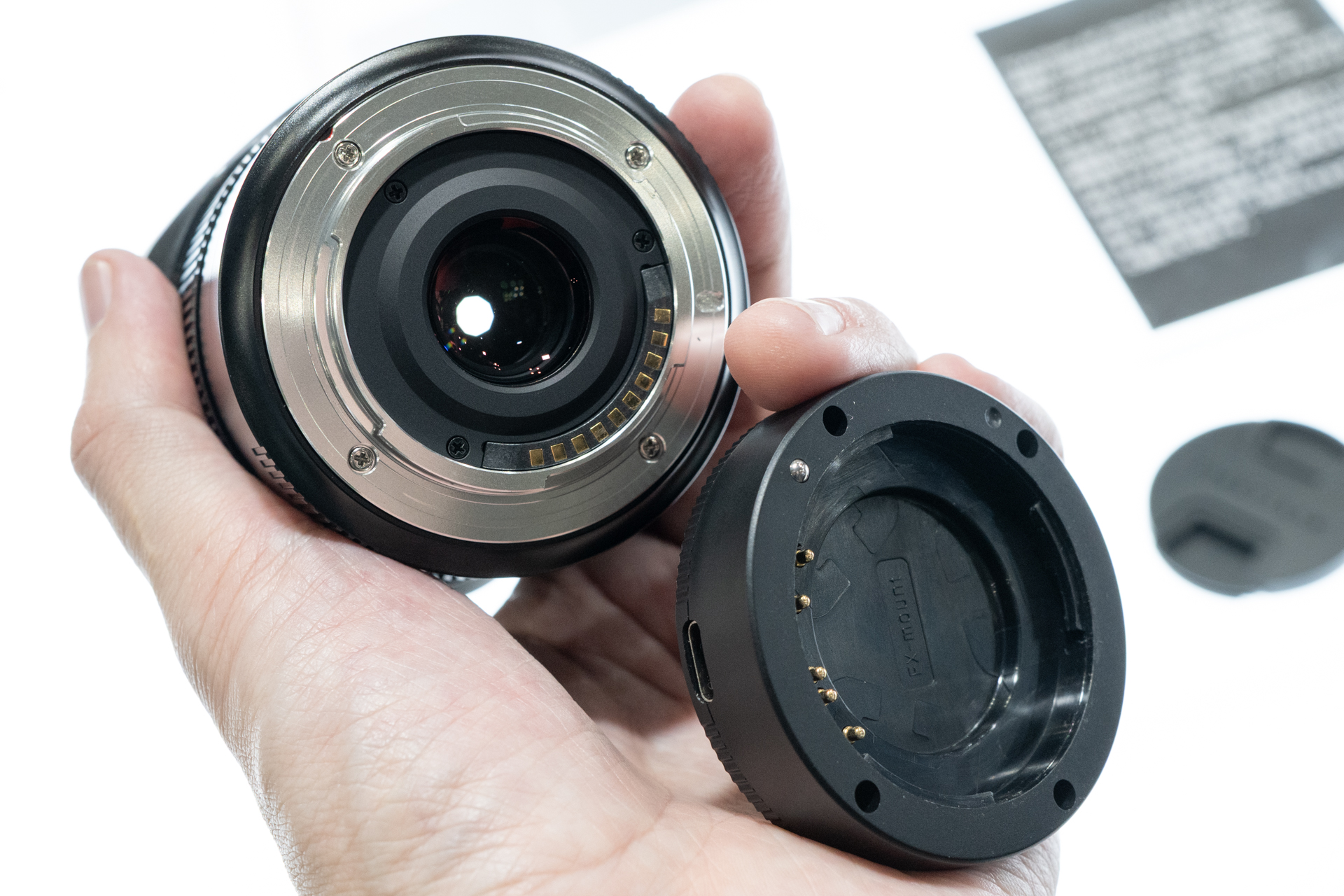 レンズキャップかと思ったらUSBドックだった