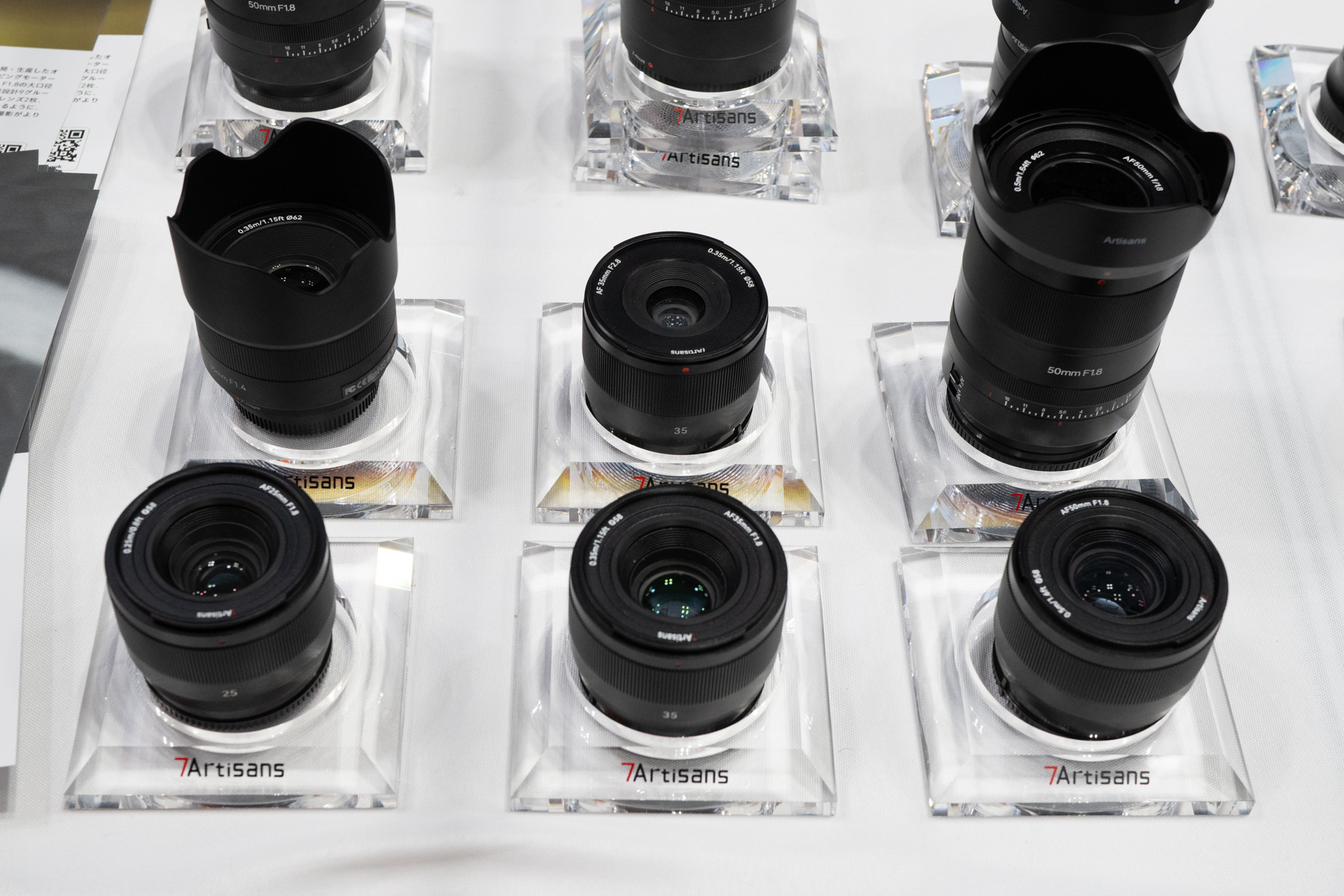 今回は各社、軽量推しのミラーレスカメラ用AFレンズが盛りだくさん。7Artisanssも、フルサイズ/APS-C、各マウント用を揃える。自分のカメラに取り付けて、フィーリングの合う1本を見つけたい