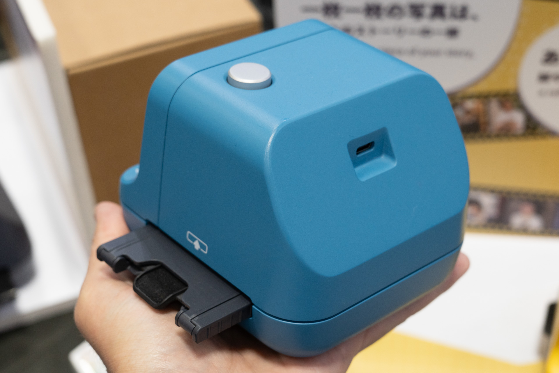 本体にUSB Type-C端子があり、PCと接続して使用する