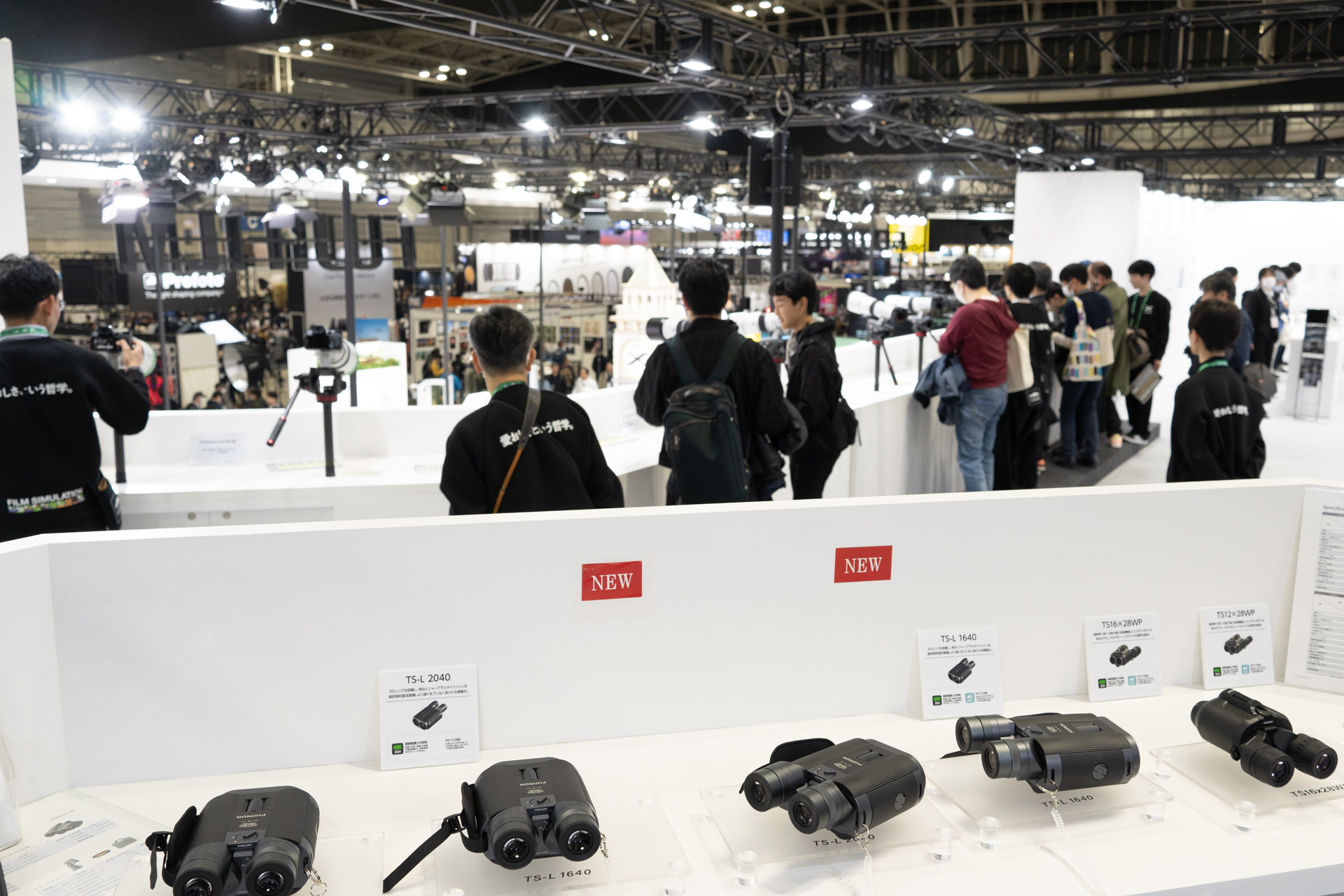 ブースの2階に双眼鏡コーナーがある