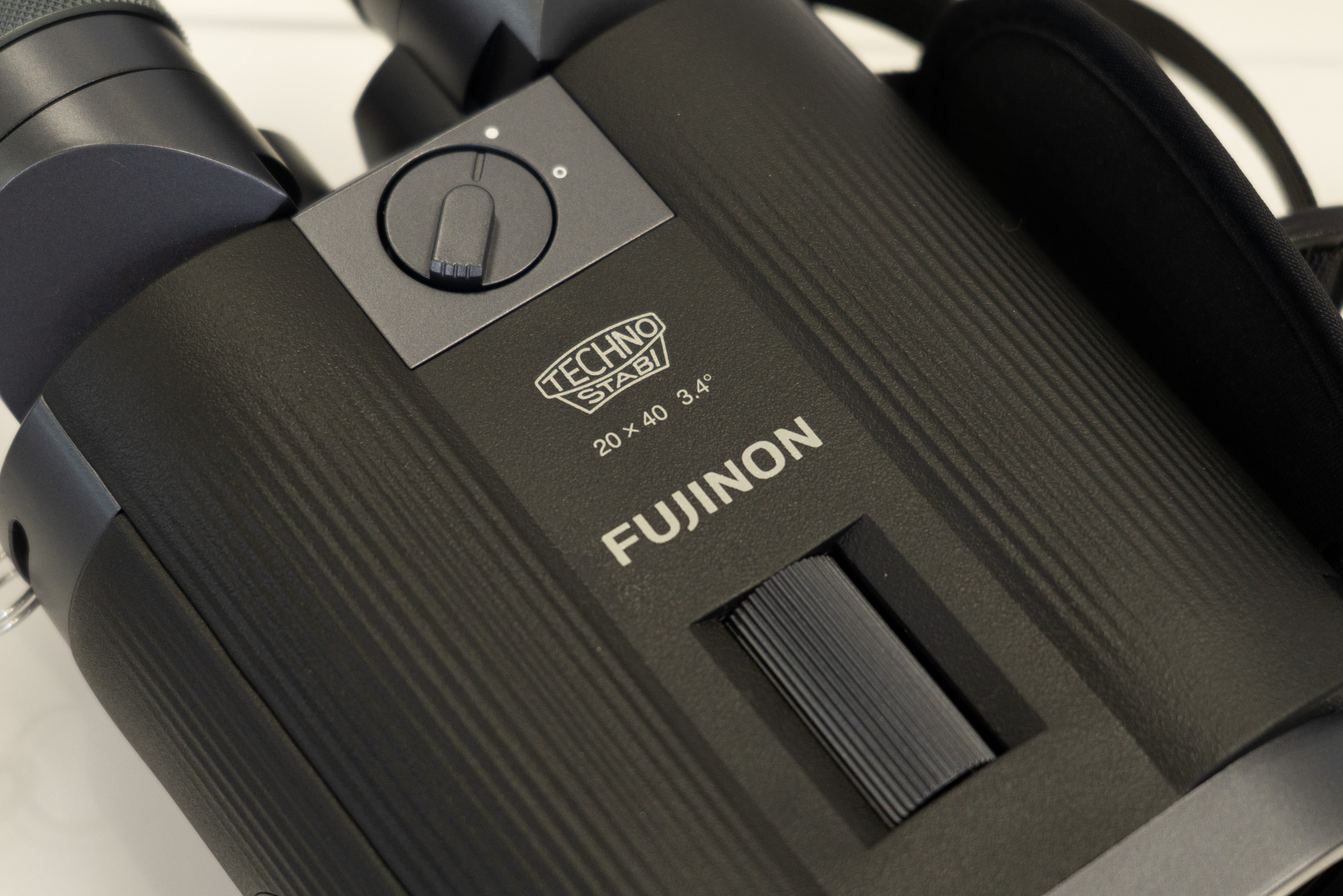 上部には防振スイッチやピント合わせのダイヤルがある