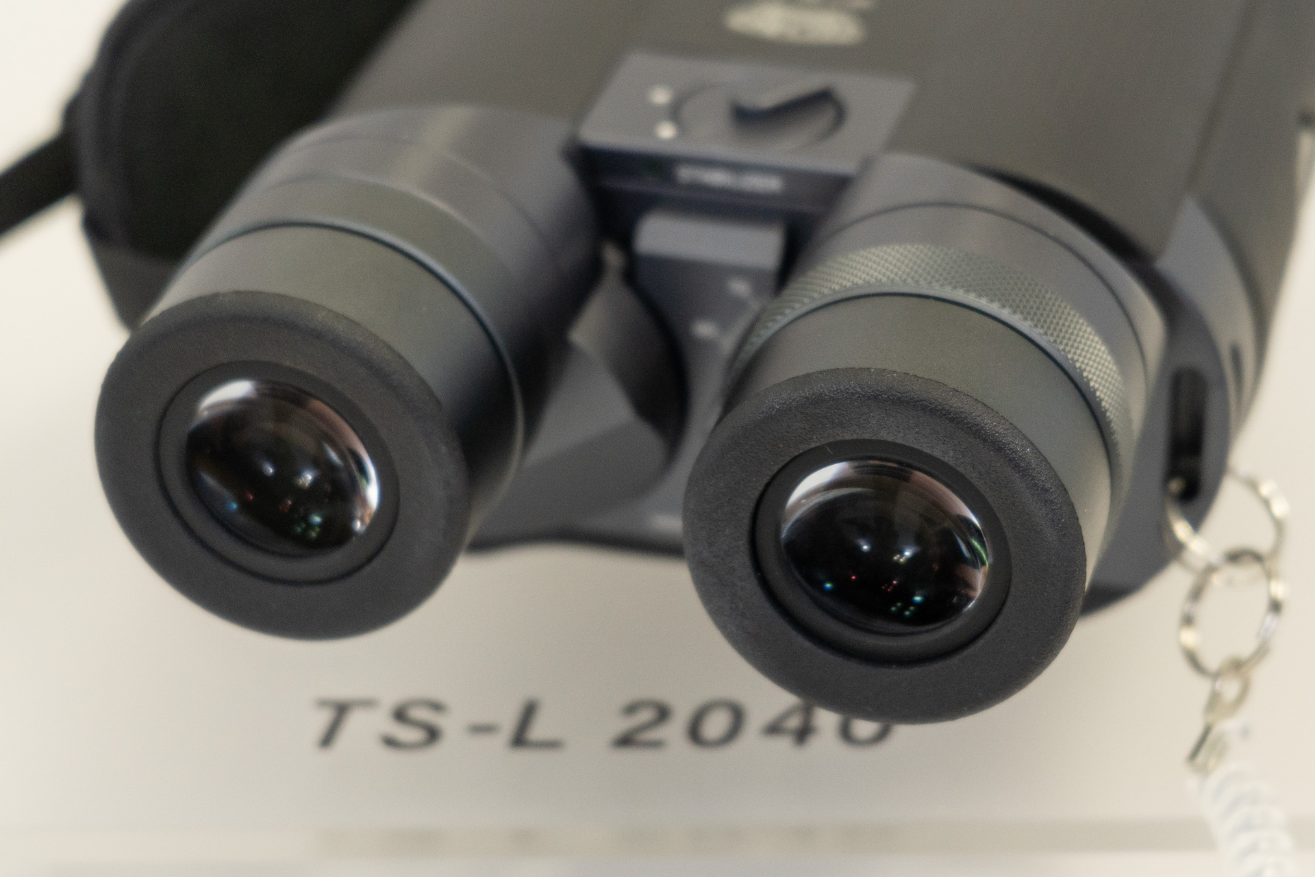 目当てや視度調整ダイヤルは金属製。目当ては先端部分にラバー加工を施している