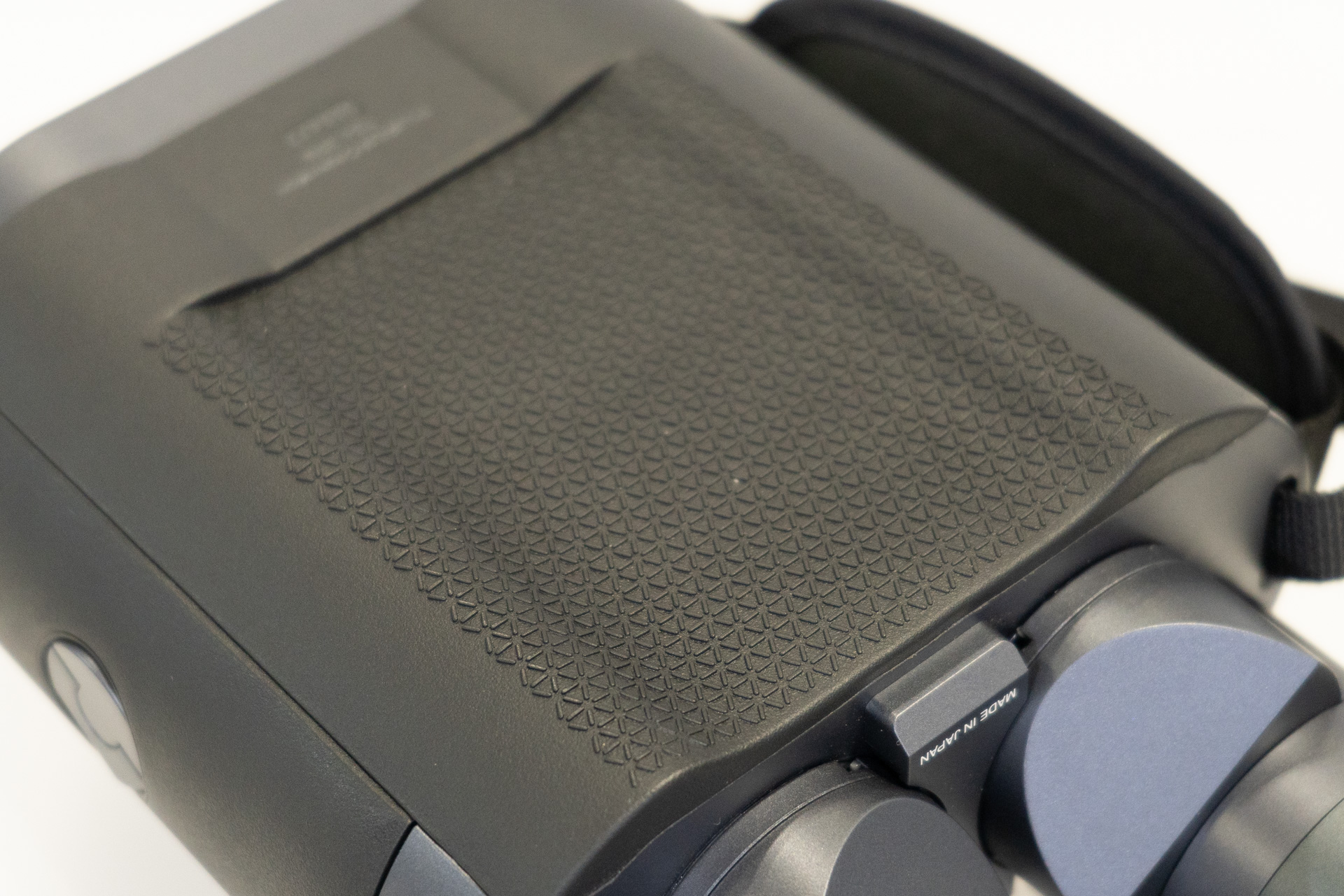 底面も出っ張りが無く安定して置けるほか、全体に凹凸が少なく収納もしやすいという