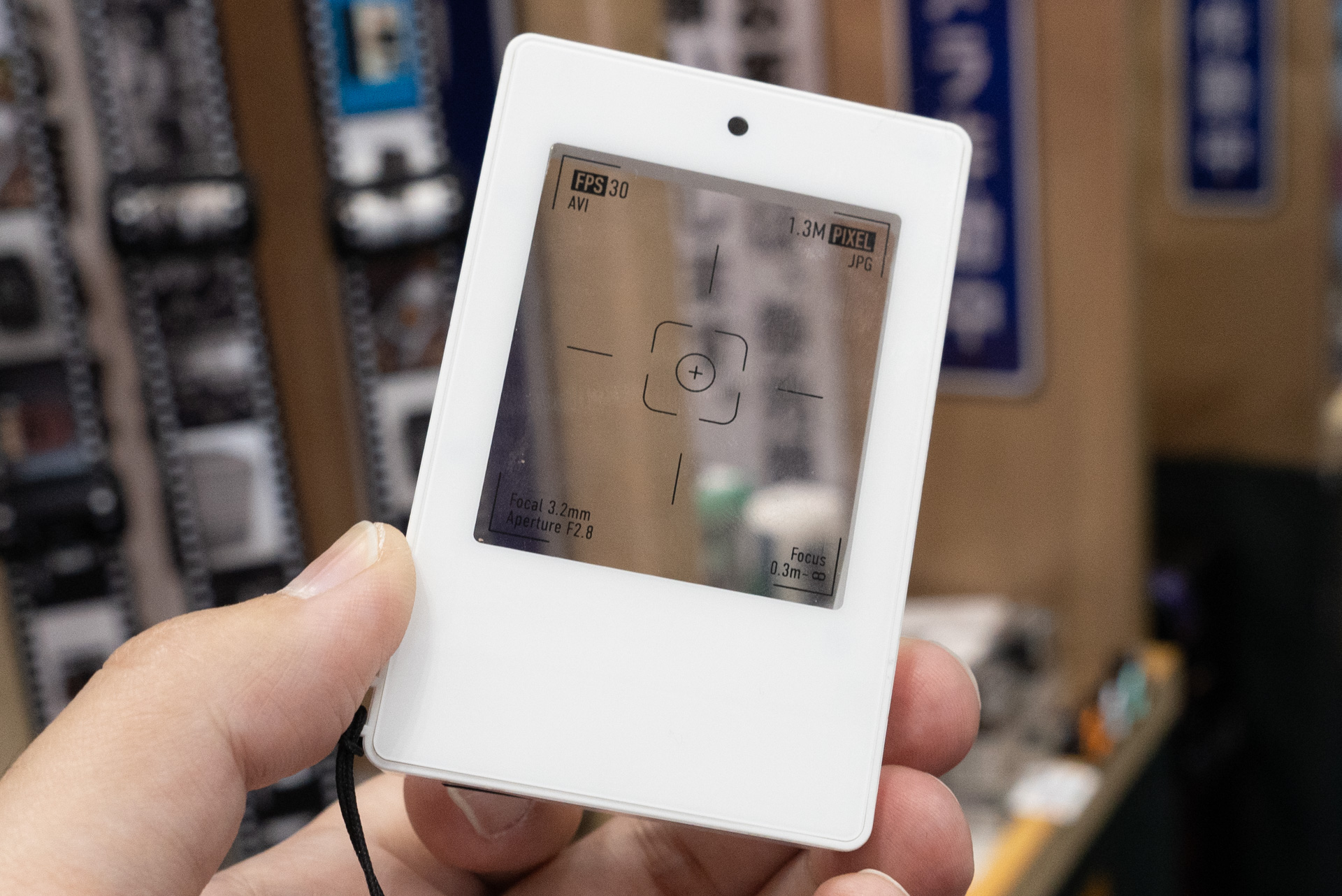 背面。上部の黒い部分がカメラになる