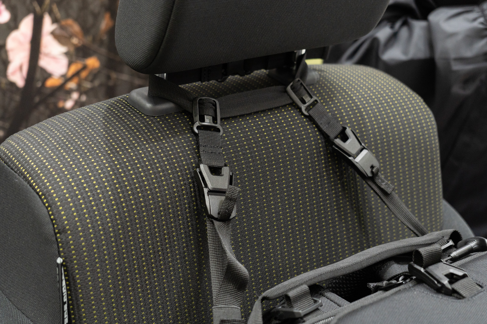 ヘッドレストに固定できる