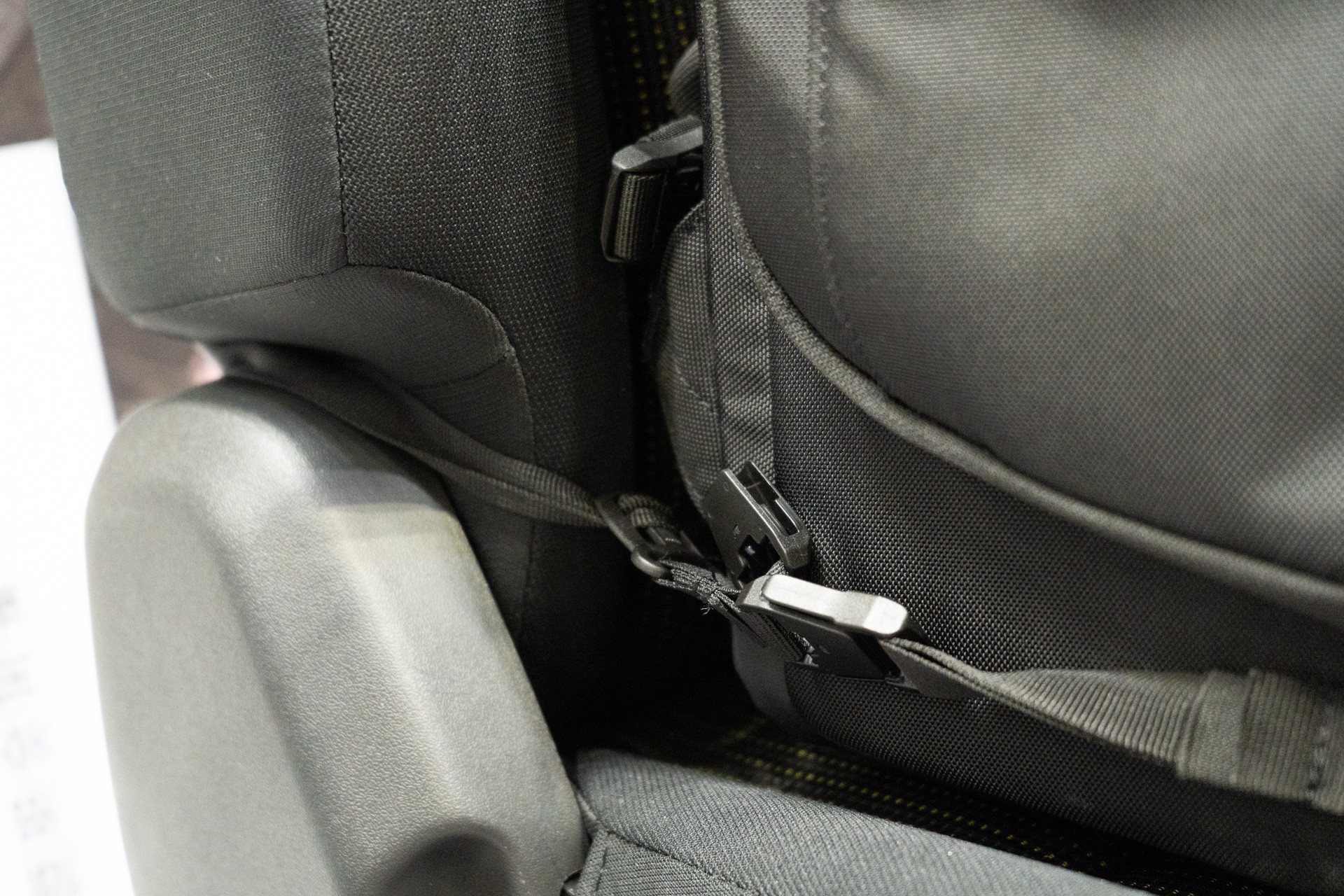 同様に下部を固定するハーネスも備える