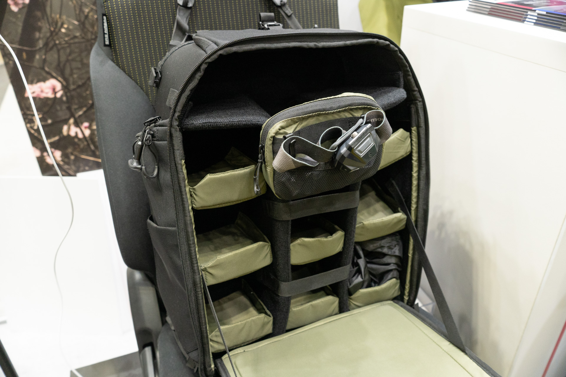 縦置きで出し入れしやすい仕切りなどを採用する