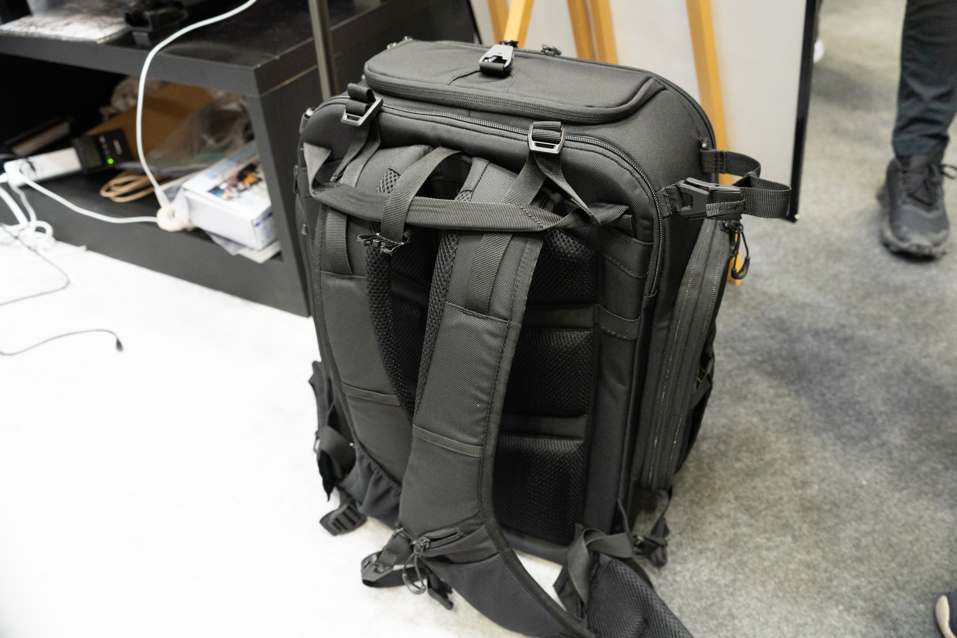 こちら側は一般的なバックパックの見た目だ