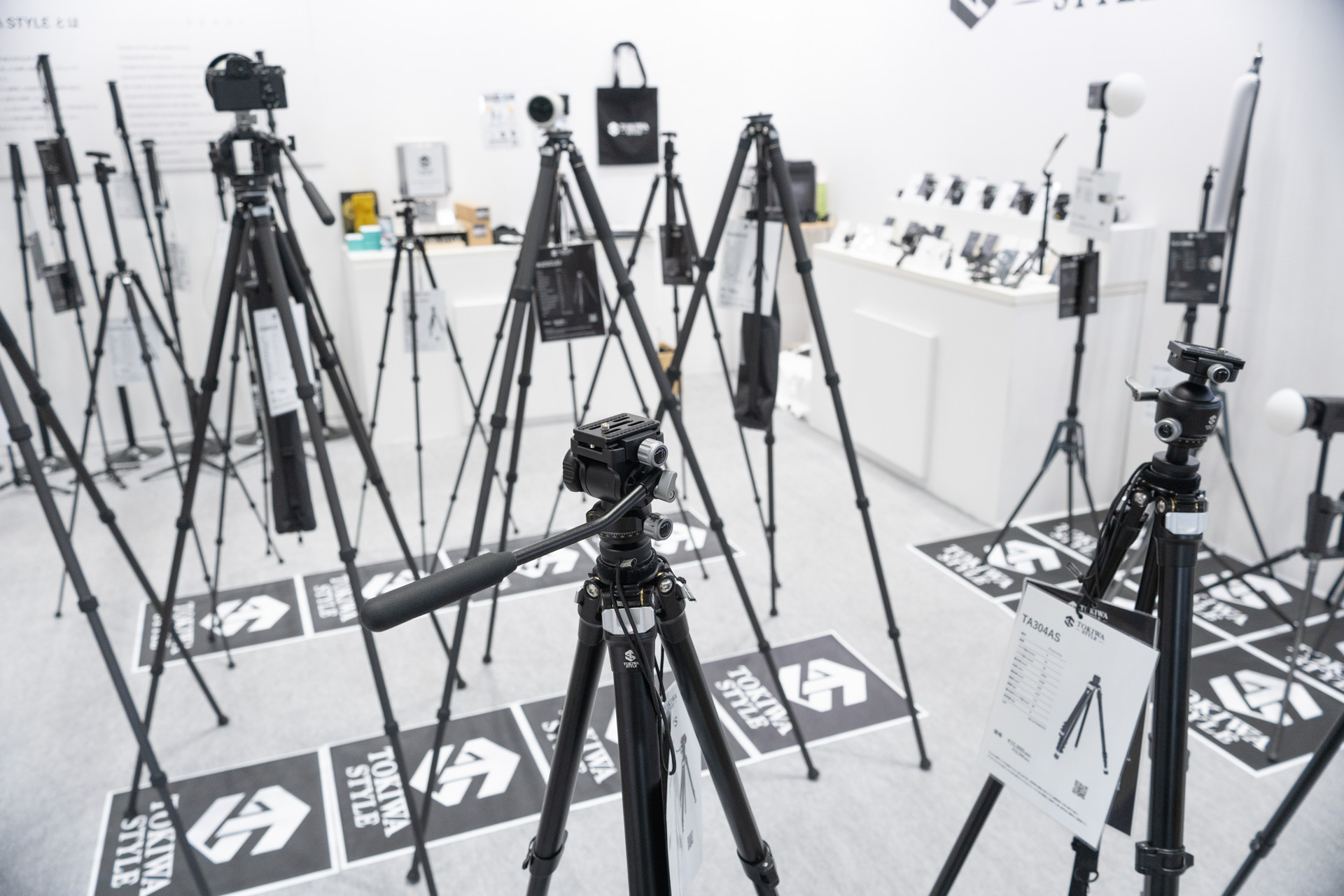 三脚は多くがカーボンタイプ。比較的安価に設定されている