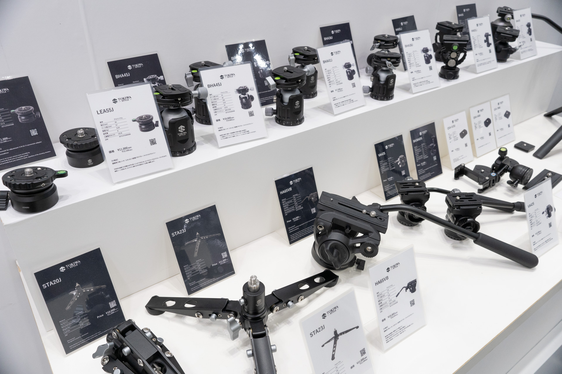 ビデオ雲台やレベラーのほか、一脚用のスタンドもある