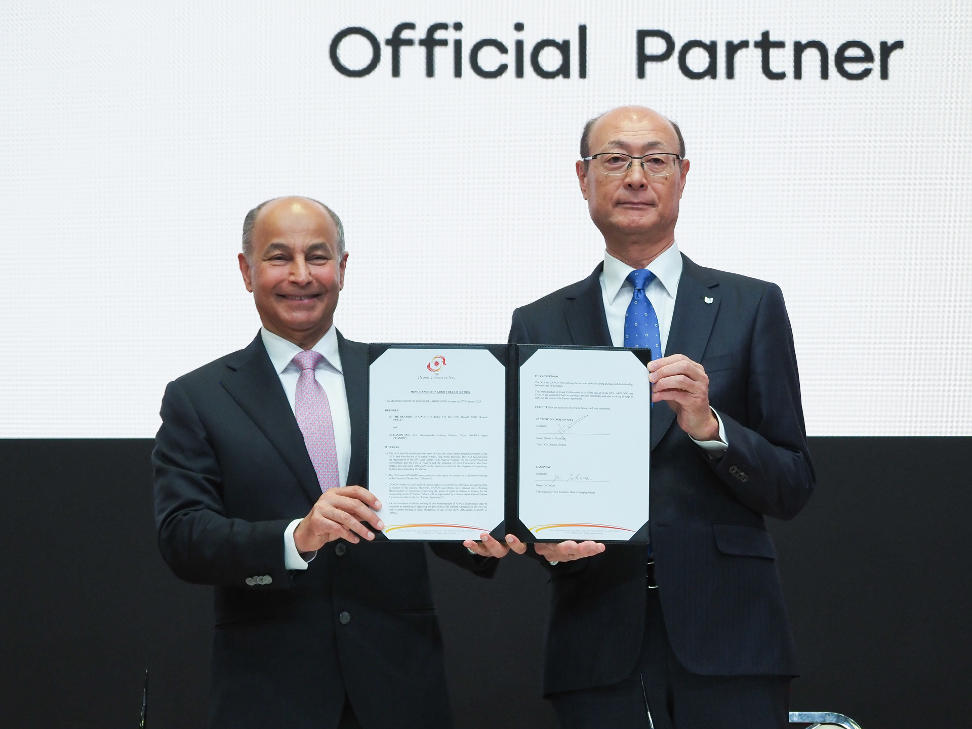調印式の様子。左がアジア・オリンピック評議会 事務総長のフセイン・アル・ムサラム氏。右がキヤノン株式会社 副社長執行役員 イメージンググループ管掌の戸倉剛氏