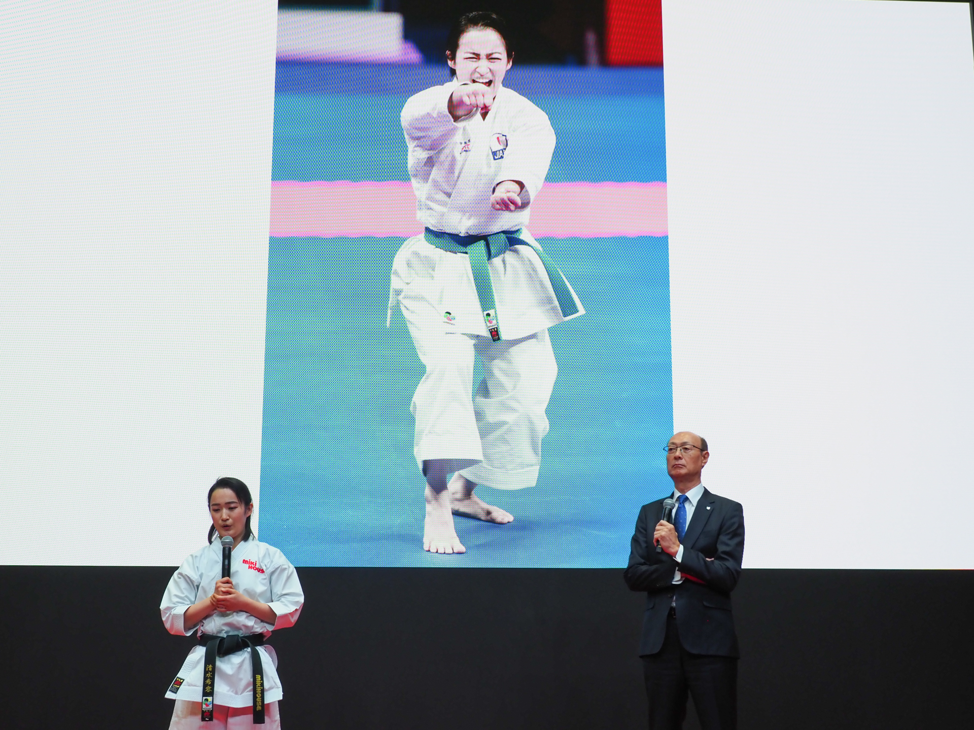 アジア大会3連覇を達成したときの写真を見ながらトークを展開